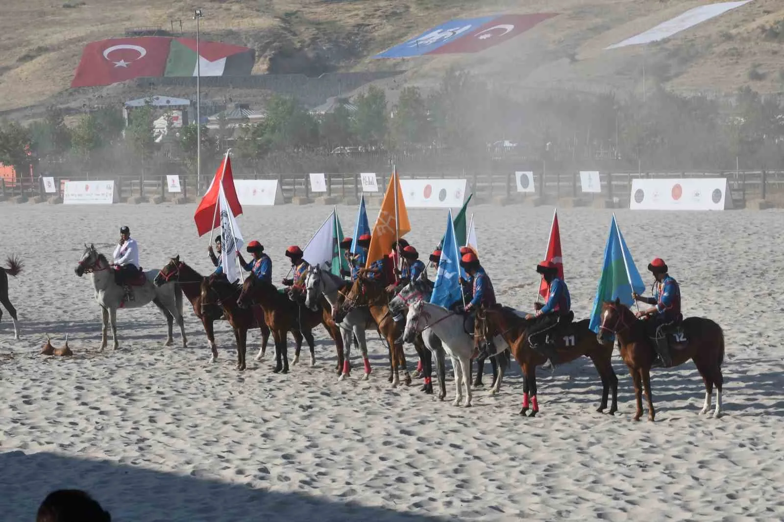 BİTLİS’İN AHLAT İLÇESİNDE, MALAZGİRT ZAFERİ’NİN 955. YIL DÖNÜMÜ ETKİNLİKLERİ KAPSAMINDA DÜZENLENEN TÜRKİYE KÖKBÖRÜ LİGİ FİNAL MÜSABAKASI, BÜYÜK HEYECANA SAHNE OLDU.