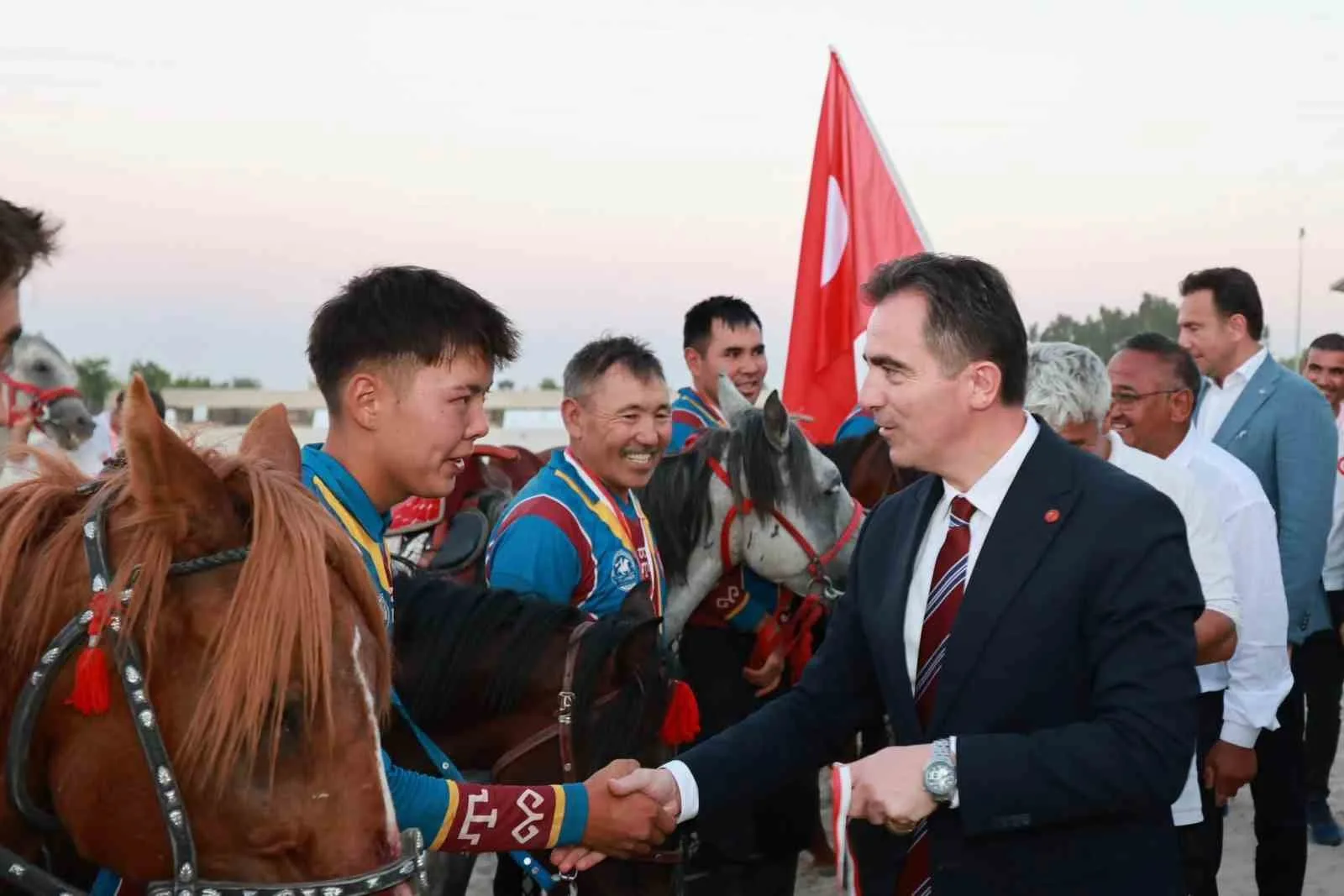 BİTLİS’İN AHLAT İLÇESİNDE, MALAZGİRT ZAFERİ’NİN 955. YIL DÖNÜMÜ ETKİNLİKLERİ KAPSAMINDA DÜZENLENEN TÜRKİYE KÖKBÖRÜ LİGİ FİNAL MÜSABAKASI, BÜYÜK HEYECANA SAHNE OLDU.
