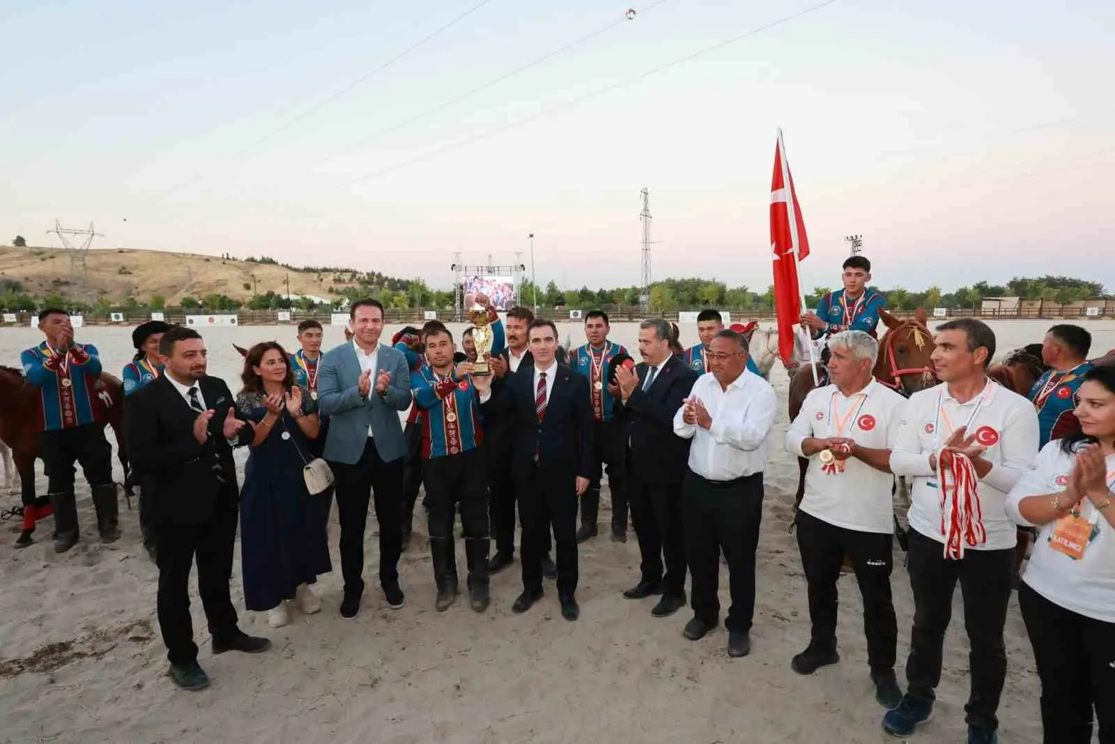 BİTLİS’İN AHLAT İLÇESİNDE, MALAZGİRT ZAFERİ’NİN 955. YIL DÖNÜMÜ ETKİNLİKLERİ KAPSAMINDA DÜZENLENEN TÜRKİYE KÖKBÖRÜ LİGİ FİNAL MÜSABAKASI, BÜYÜK HEYECANA SAHNE OLDU.