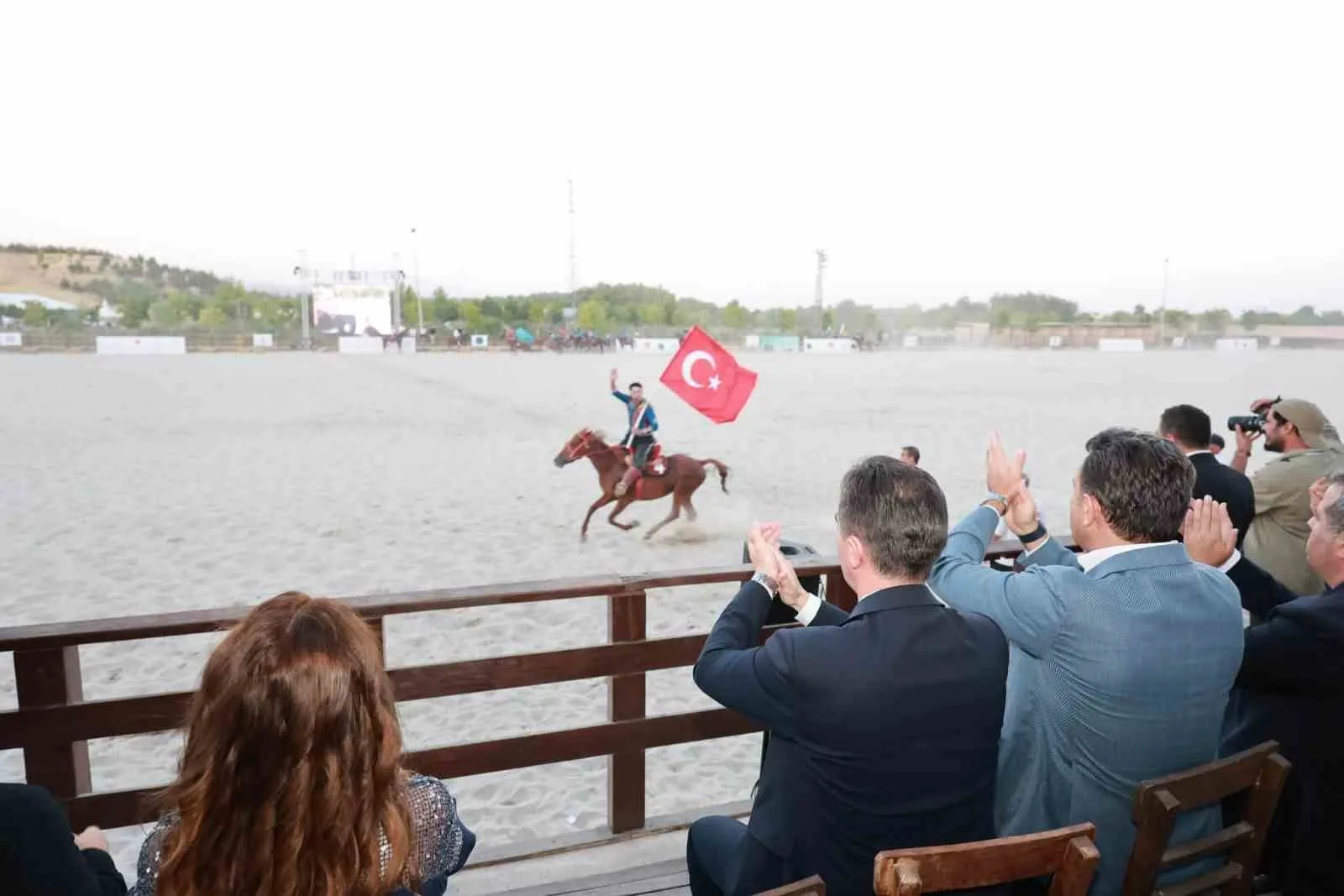 BİTLİS’İN AHLAT İLÇESİNDE, MALAZGİRT ZAFERİ’NİN 955. YIL DÖNÜMÜ ETKİNLİKLERİ KAPSAMINDA DÜZENLENEN TÜRKİYE KÖKBÖRÜ LİGİ FİNAL MÜSABAKASI, BÜYÜK HEYECANA SAHNE OLDU.