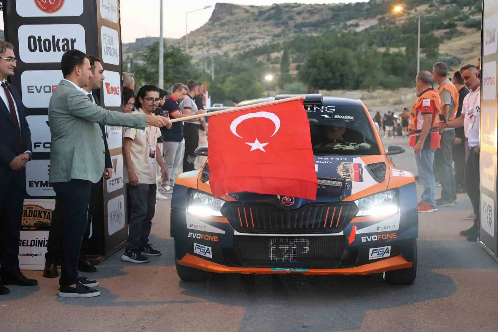 2026 TÜRKİYE RALLİ ŞAMPİYONASI'NIN 4. AYAĞI OLAN KAPADOKYA RALLİSİ, NEVŞEHİR'DE DÜZENLENEN START SEREMONİSİYLE BAŞLADI.