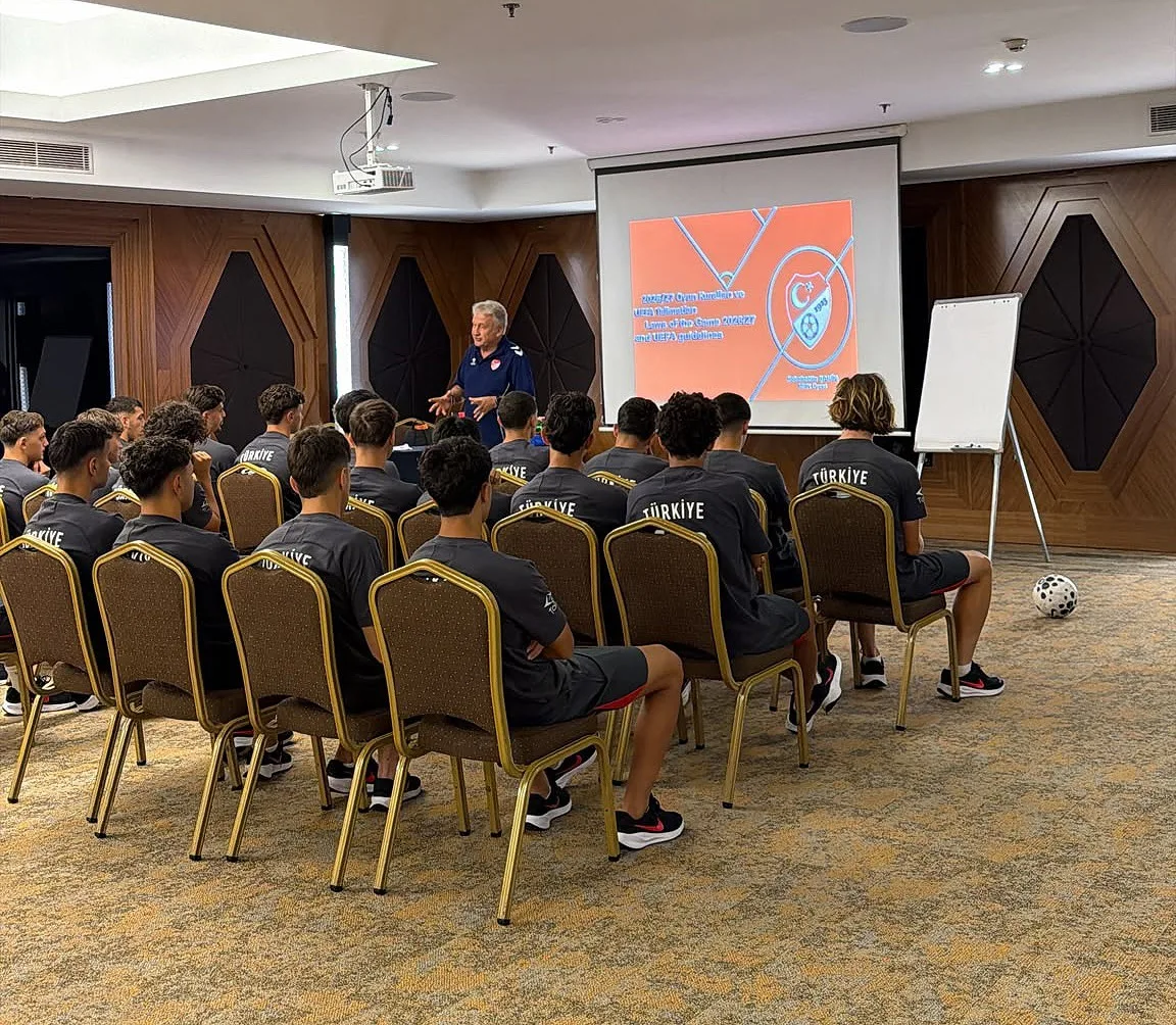 U18 MİLLİ FUTBOL TAKIMI'NIN, İSTANBUL'DA DÜZENLENEN HAZIRLIK KAMPI TFF HASAN DOĞAN MİLLİ TAKIMLAR KAMP VE EĞİTİM TESİSLERİ'NDE YAPTIĞI ANTRENMANLARLA BAŞLADI.