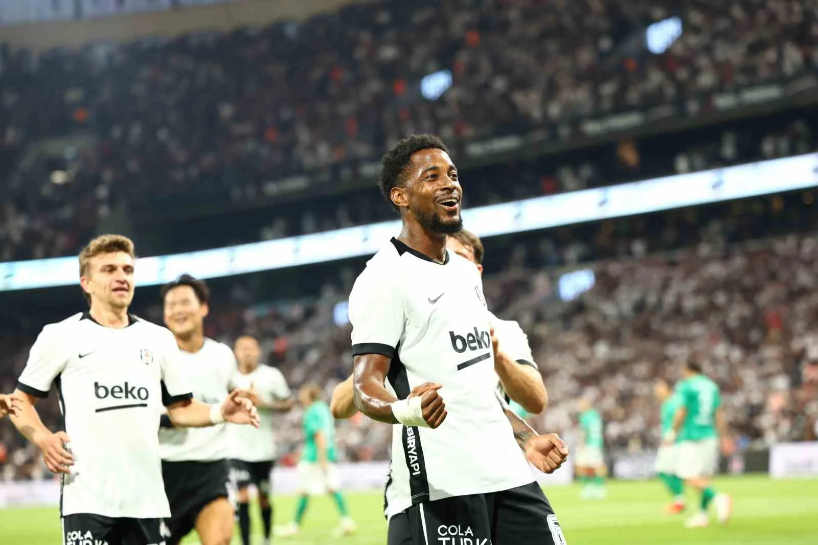 MÜSABAKANIN İLK YARISI SİYAH-BEYAZLILARIN 2-0'LIK ÜSTÜNLÜĞÜYLE TAMAMLANDI.