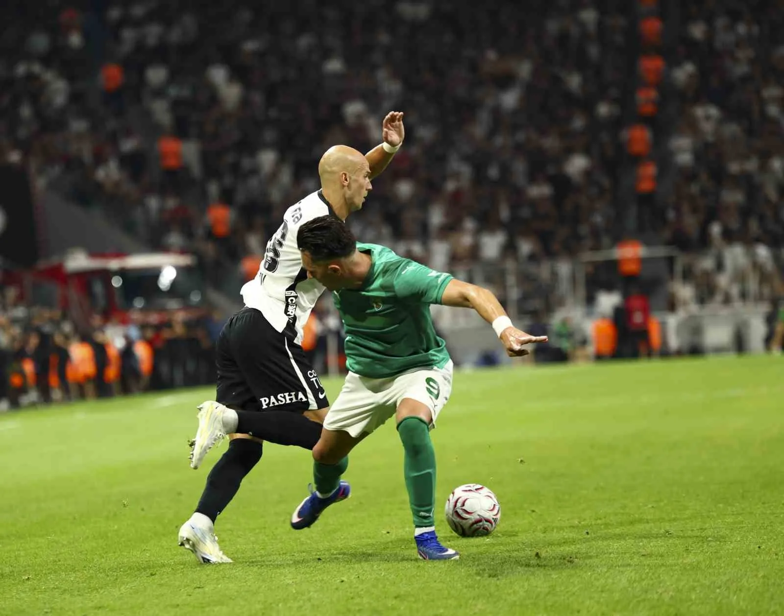 MÜSABAKANIN İLK YARISI SİYAH-BEYAZLILARIN 2-0'LIK ÜSTÜNLÜĞÜYLE TAMAMLANDI.