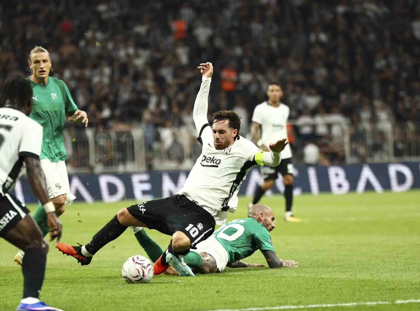MÜSABAKANIN İLK YARISI SİYAH-BEYAZLILARIN 2-0'LIK ÜSTÜNLÜĞÜYLE TAMAMLANDI.