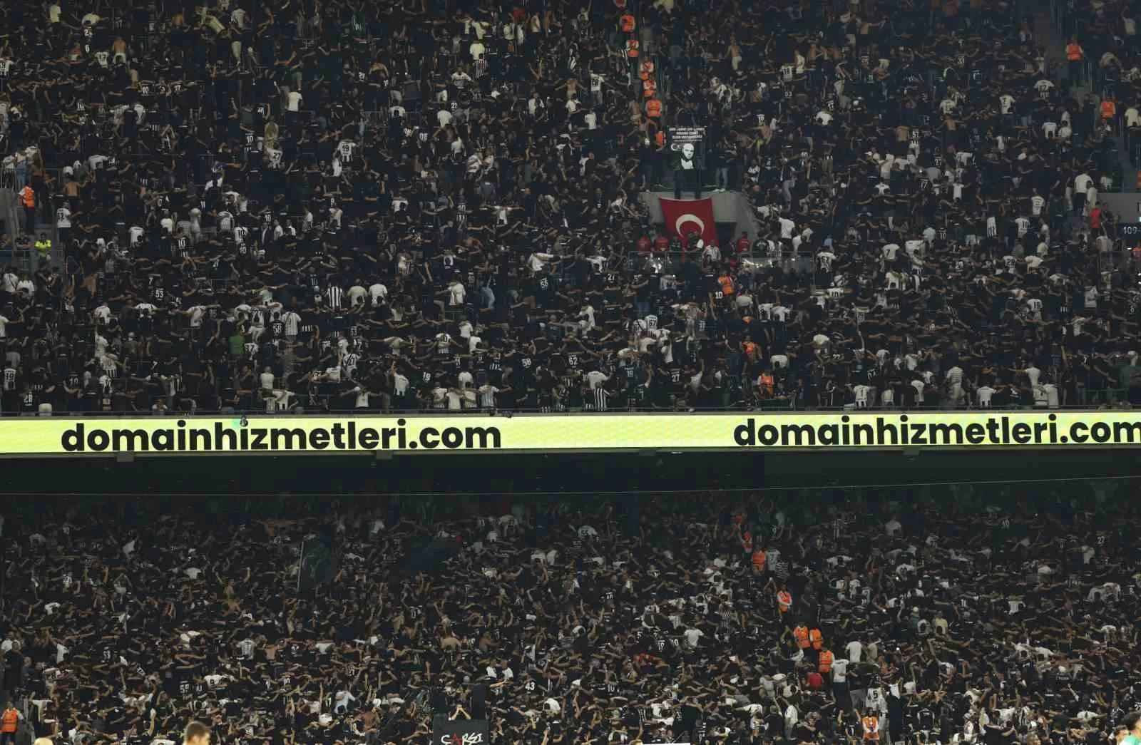 MÜSABAKANIN İLK YARISI SİYAH-BEYAZLILARIN 2-0'LIK ÜSTÜNLÜĞÜYLE TAMAMLANDI.