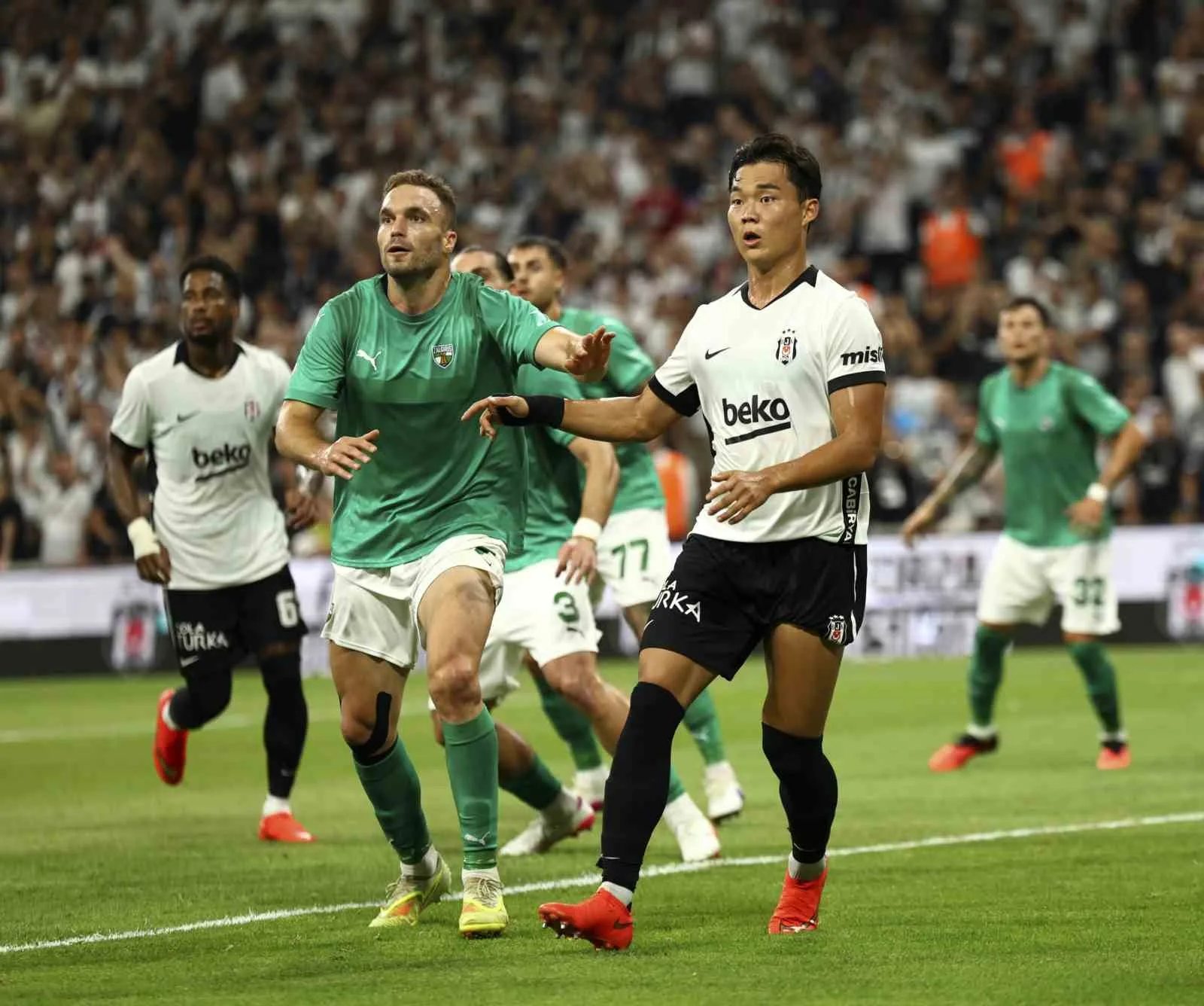 MÜSABAKANIN İLK YARISI SİYAH-BEYAZLILARIN 2-0'LIK ÜSTÜNLÜĞÜYLE TAMAMLANDI.