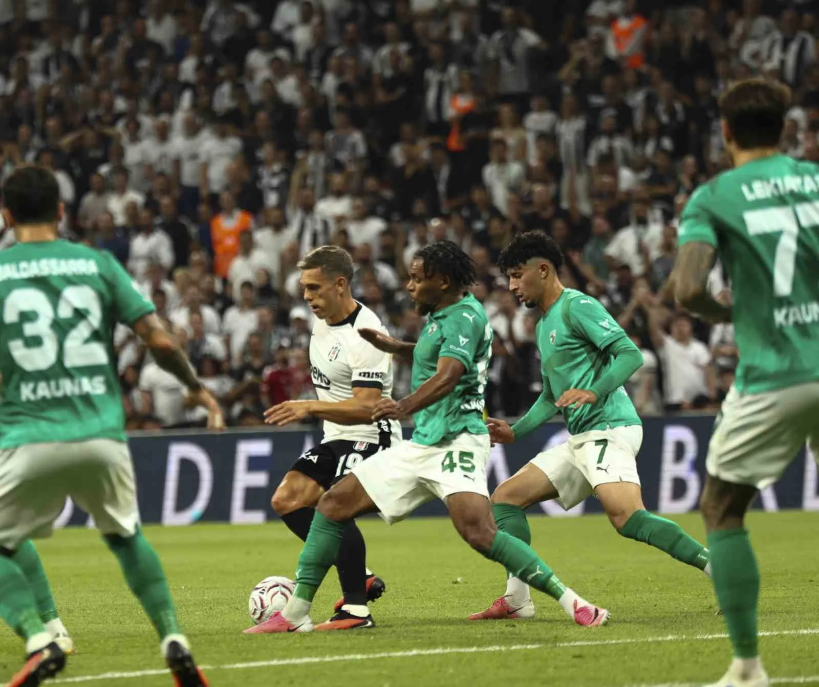 MÜSABAKANIN İLK YARISI SİYAH-BEYAZLILARIN 2-0'LIK ÜSTÜNLÜĞÜYLE TAMAMLANDI.