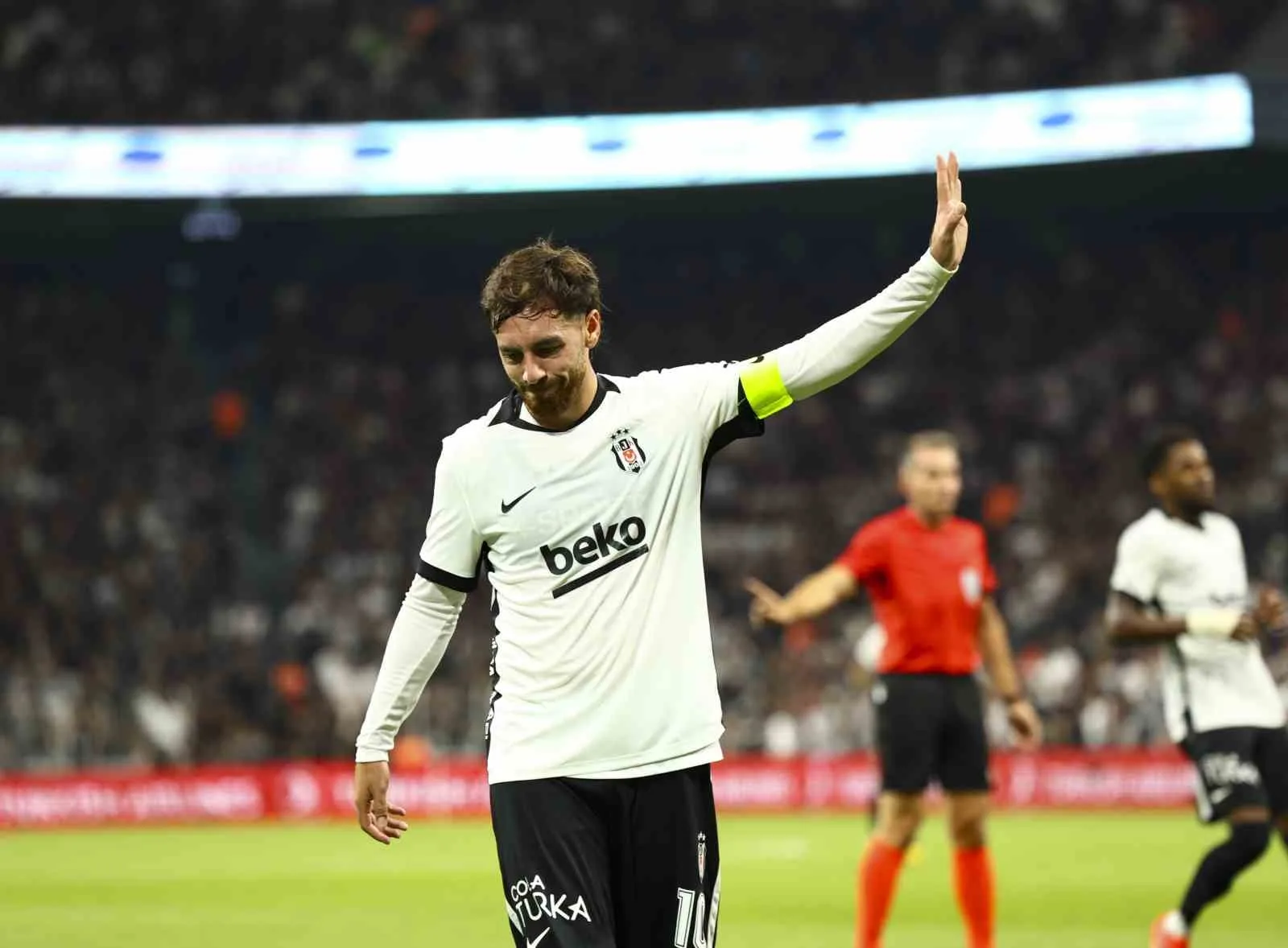 MÜSABAKANIN İLK YARISI SİYAH-BEYAZLILARIN 2-0'LIK ÜSTÜNLÜĞÜYLE TAMAMLANDI.