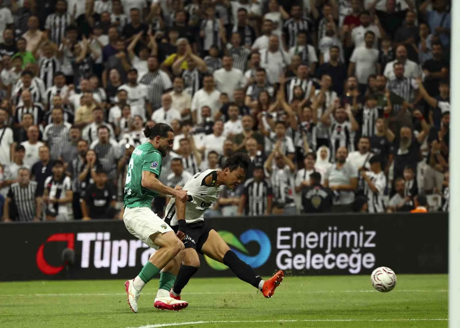 MÜSABAKANIN İLK YARISI SİYAH-BEYAZLILARIN 2-0'LIK ÜSTÜNLÜĞÜYLE TAMAMLANDI.