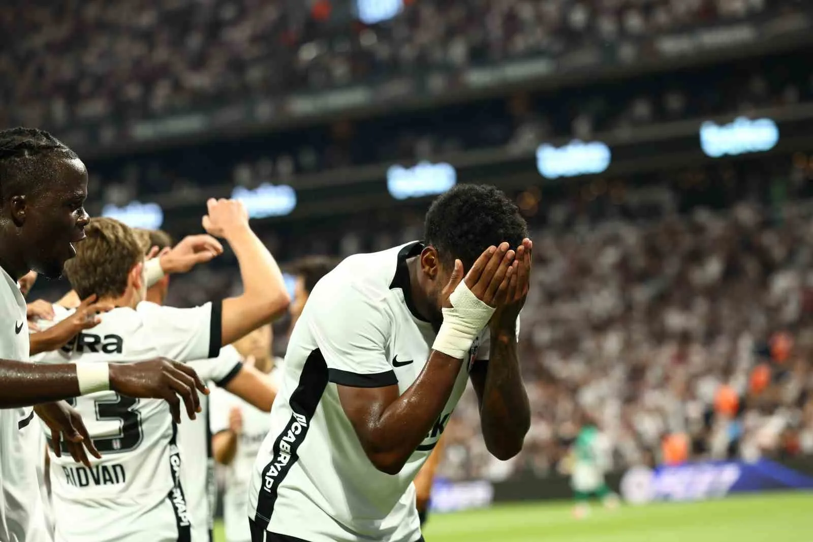 MÜCADELENİN 15 DAKİKASI SİYAH-BEYAZLI EKİBİN 2-0 ÜSTÜNLÜĞÜ İLE GEÇİLDİ.