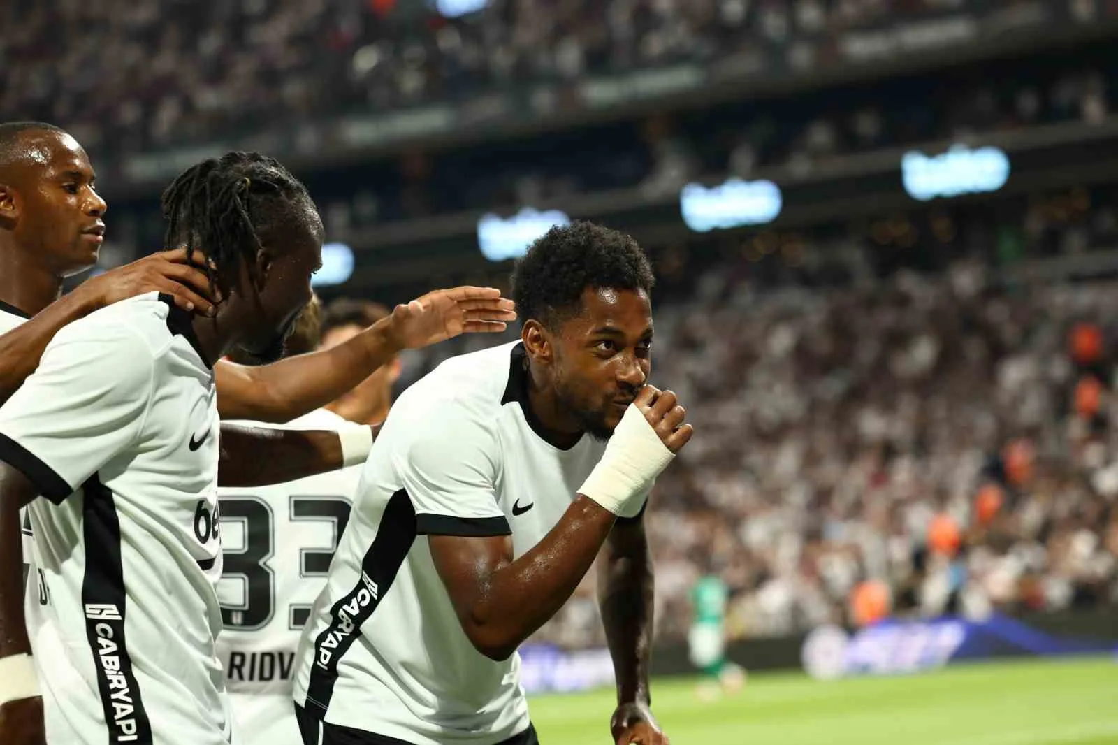 MÜCADELENİN 15 DAKİKASI SİYAH-BEYAZLI EKİBİN 2-0 ÜSTÜNLÜĞÜ İLE GEÇİLDİ.