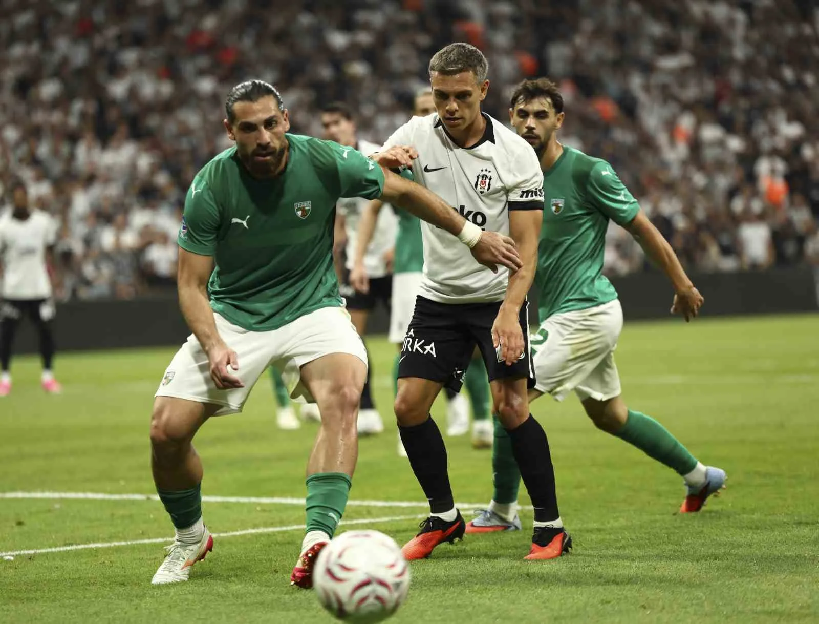 BEŞİKTAŞ, UEFA AVRUPA LİGİ PLAY-OFF TURU İLK MAÇINDA SAHASINDA KARŞILAŞTIĞI LİTVANYA EKİBİ KAUNO ZALGİRİS’İ 3-0 MAĞLUP ETTİ.