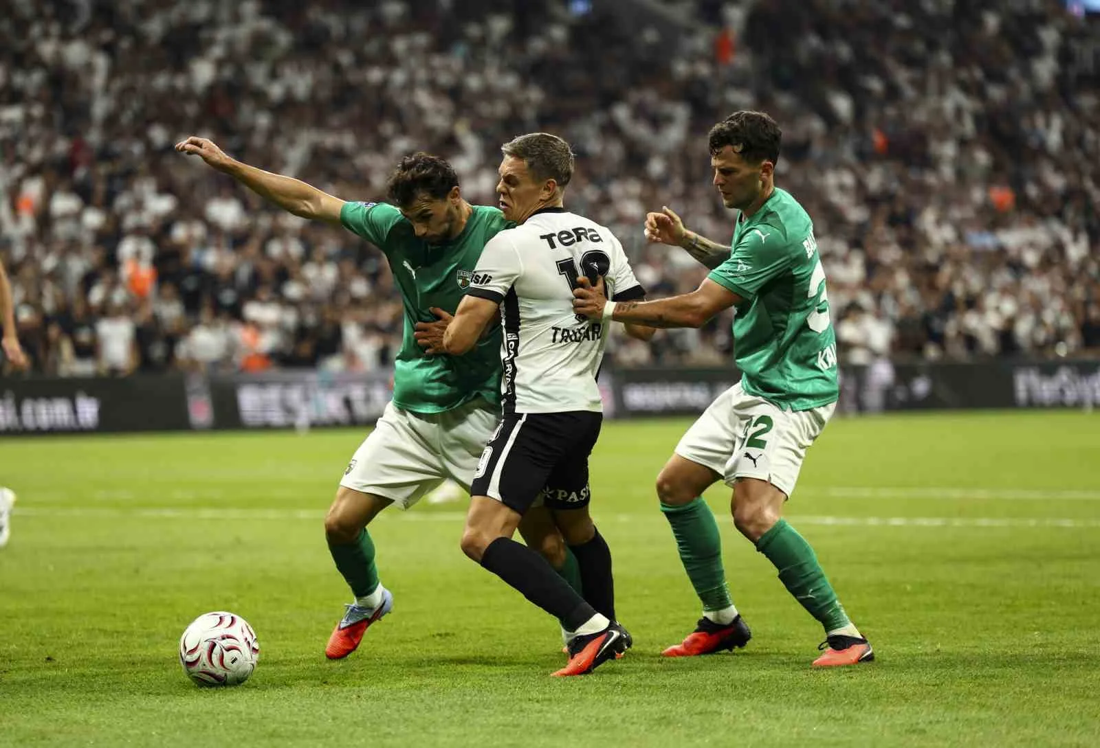 BEŞİKTAŞ, UEFA AVRUPA LİGİ PLAY-OFF TURU İLK MAÇINDA SAHASINDA KARŞILAŞTIĞI LİTVANYA EKİBİ KAUNO ZALGİRİS’İ 3-0 MAĞLUP ETTİ.