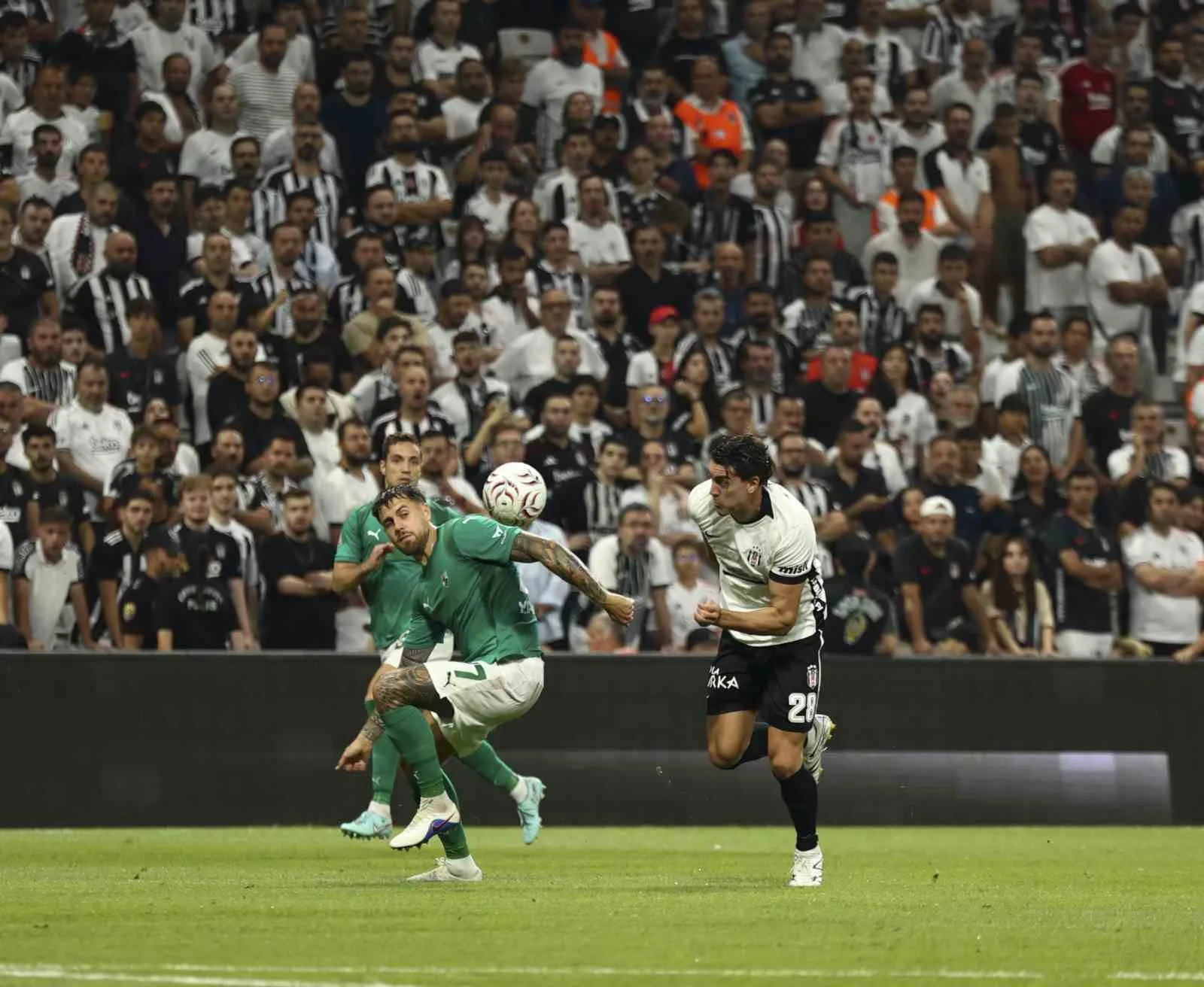 BEŞİKTAŞ, UEFA AVRUPA LİGİ PLAY-OFF TURU İLK MAÇINDA SAHASINDA KARŞILAŞTIĞI LİTVANYA EKİBİ KAUNO ZALGİRİS’İ 3-0 MAĞLUP ETTİ.