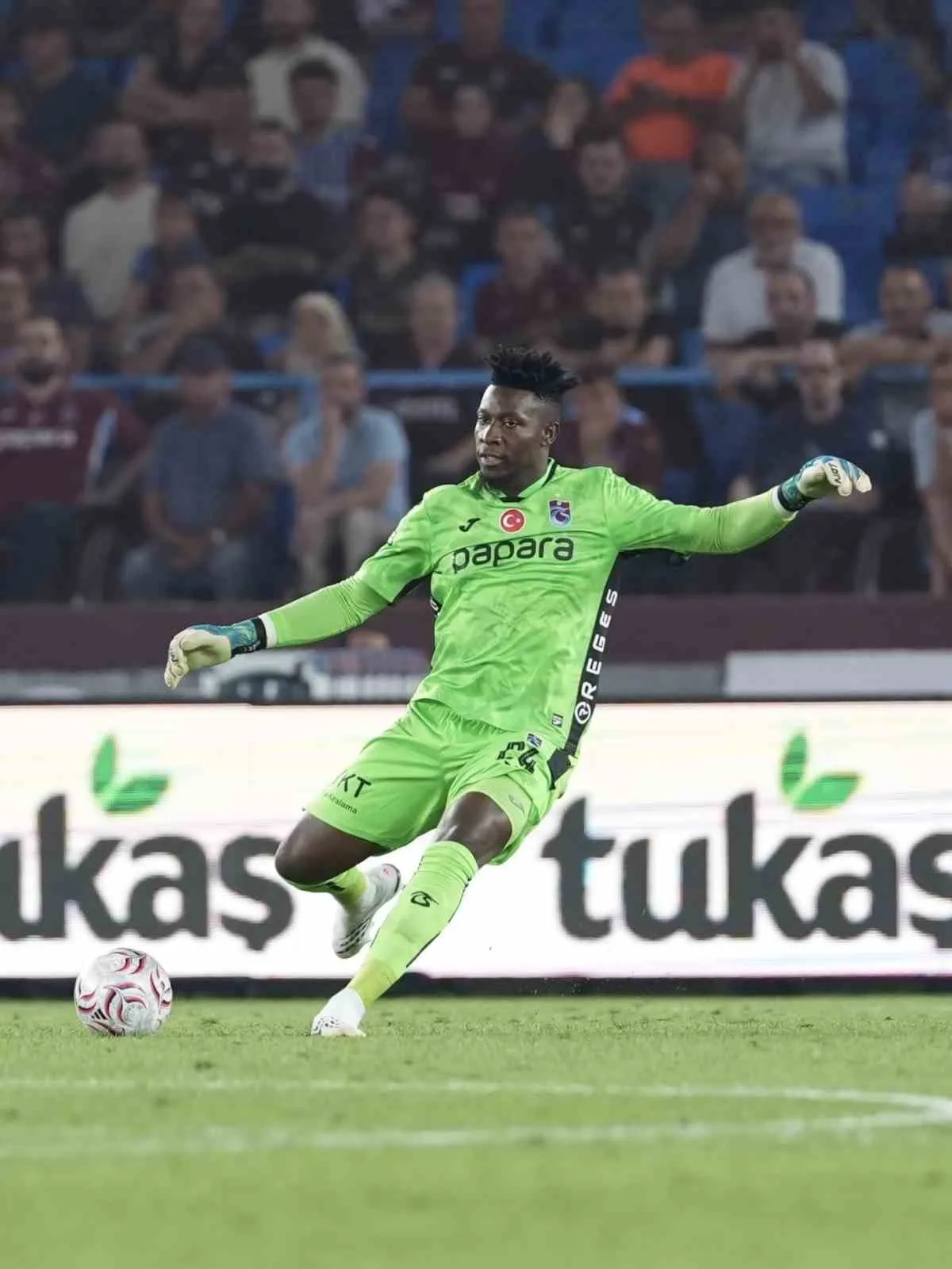 MÜSABAKANIN İLK YARI KONUK TAKIMIN 1-0 ÜSTÜNLÜĞÜYLE TAMAMLANDI.