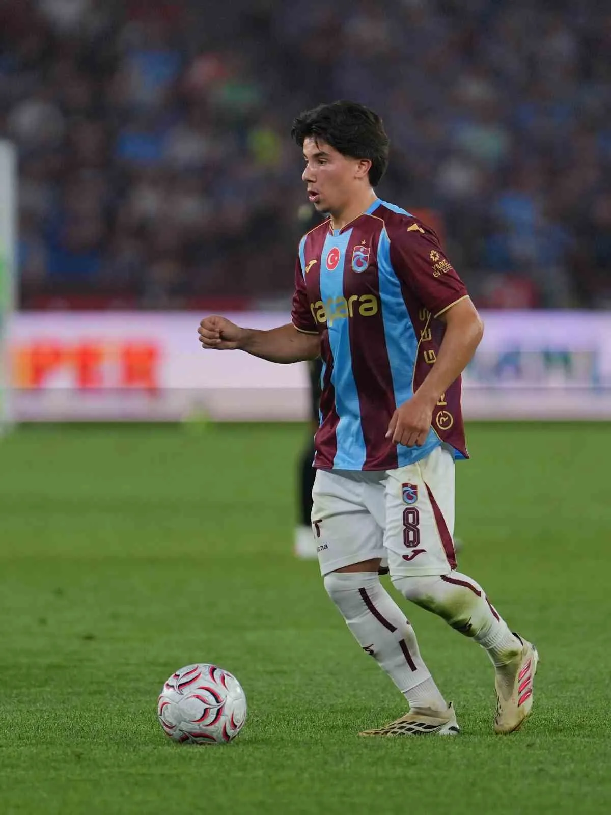 MÜSABAKANIN İLK YARI KONUK TAKIMIN 1-0 ÜSTÜNLÜĞÜYLE TAMAMLANDI.
