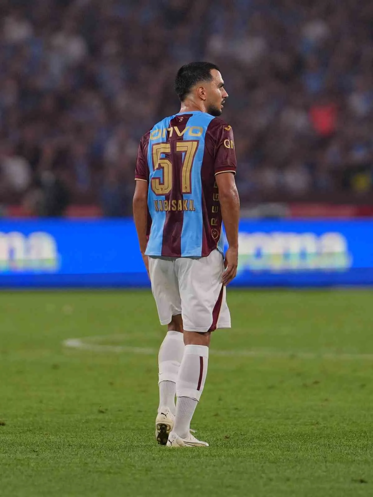MÜSABAKANIN İLK YARI KONUK TAKIMIN 1-0 ÜSTÜNLÜĞÜYLE TAMAMLANDI.