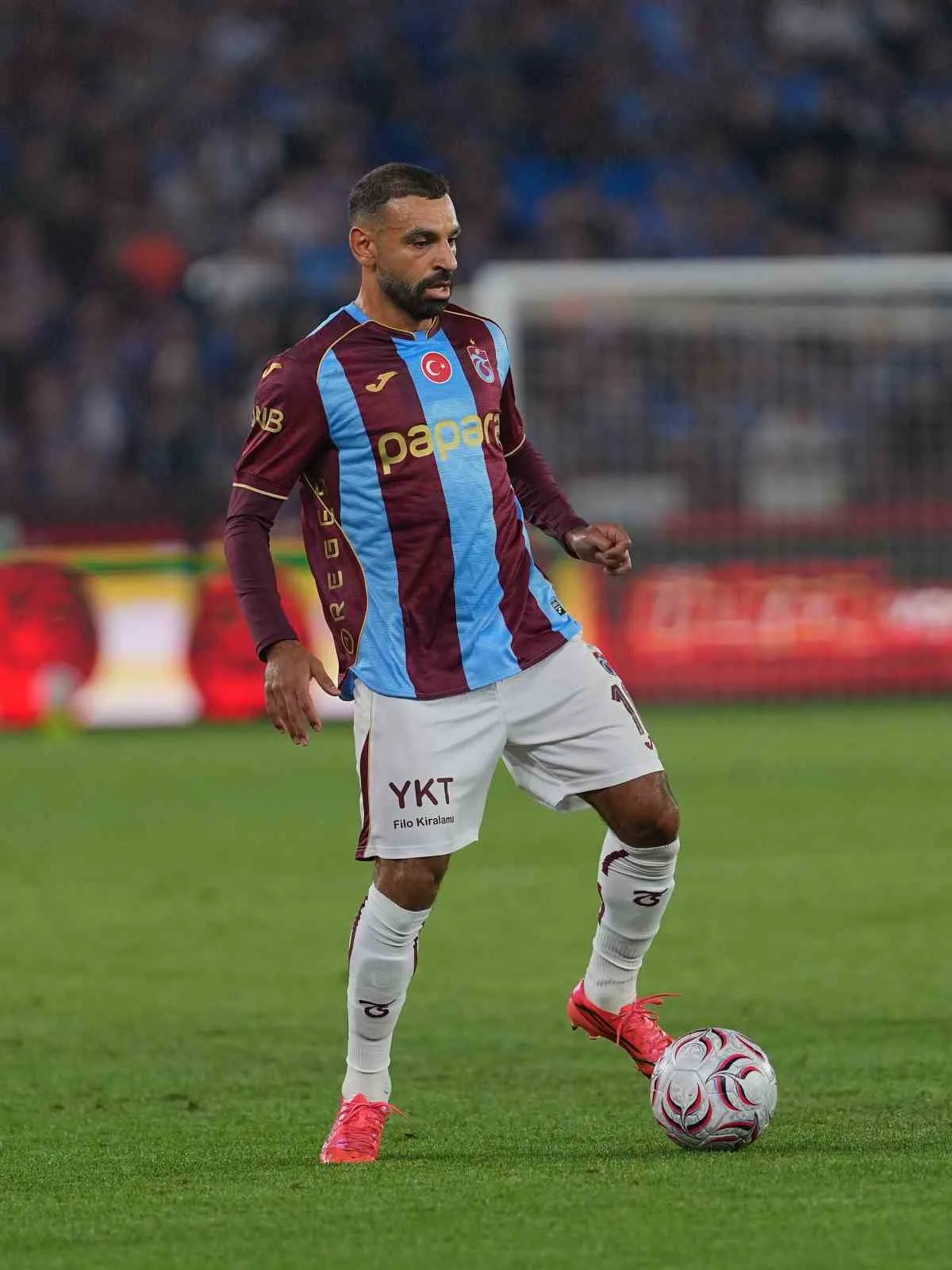 MÜSABAKANIN İLK YARI KONUK TAKIMIN 1-0 ÜSTÜNLÜĞÜYLE TAMAMLANDI.