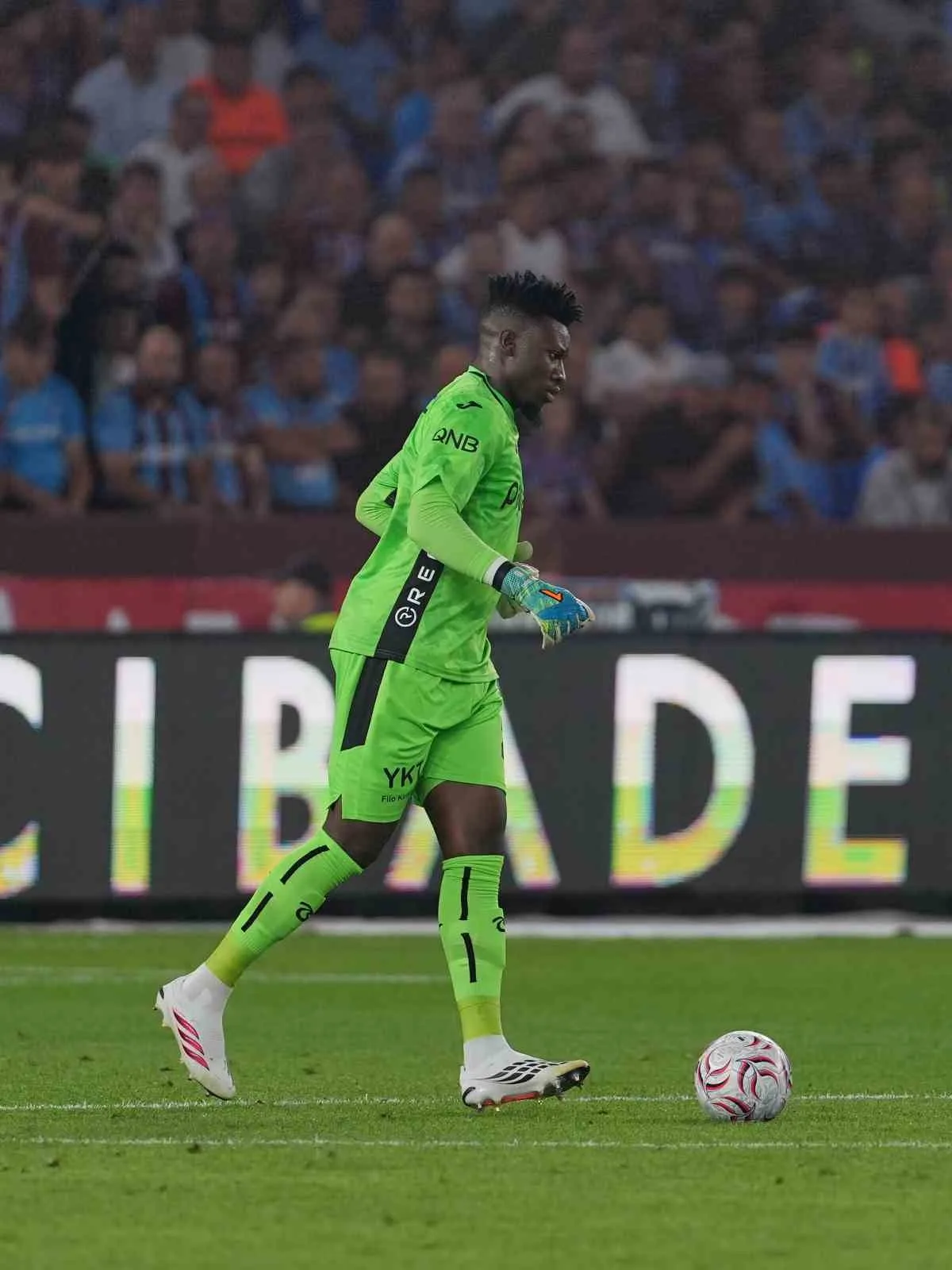 MÜSABAKANIN İLK YARI KONUK TAKIMIN 1-0 ÜSTÜNLÜĞÜYLE TAMAMLANDI.