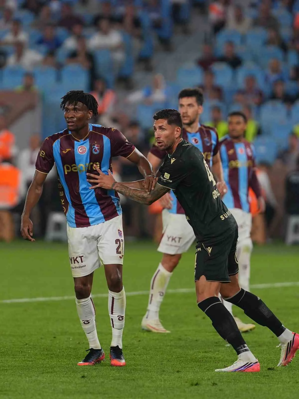 MÜSABAKANIN İLK YARI KONUK TAKIMIN 1-0 ÜSTÜNLÜĞÜYLE TAMAMLANDI.