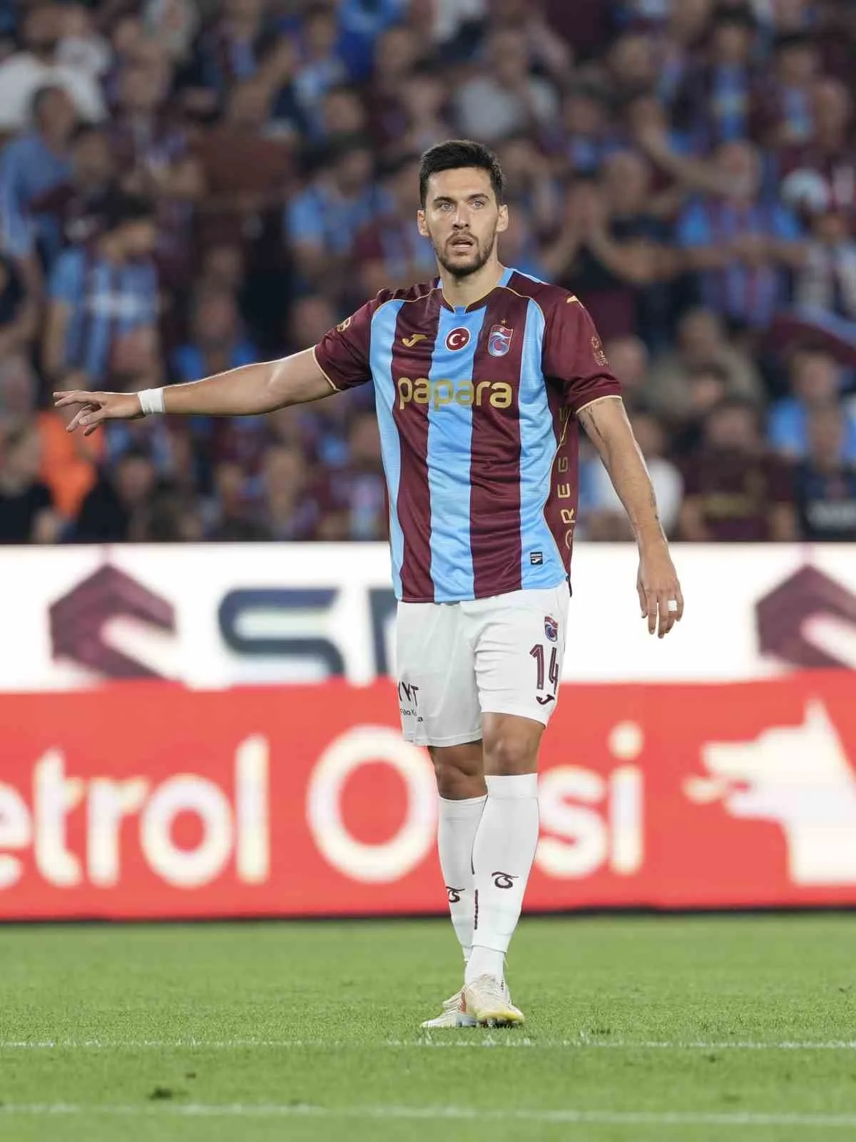MÜSABAKANIN İLK YARI KONUK TAKIMIN 1-0 ÜSTÜNLÜĞÜYLE TAMAMLANDI.
