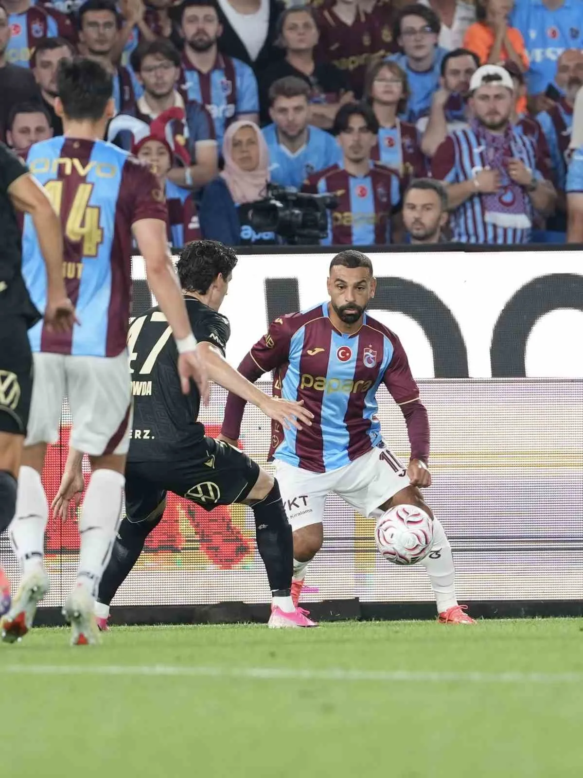 MÜSABAKANIN İLK YARI KONUK TAKIMIN 1-0 ÜSTÜNLÜĞÜYLE TAMAMLANDI.