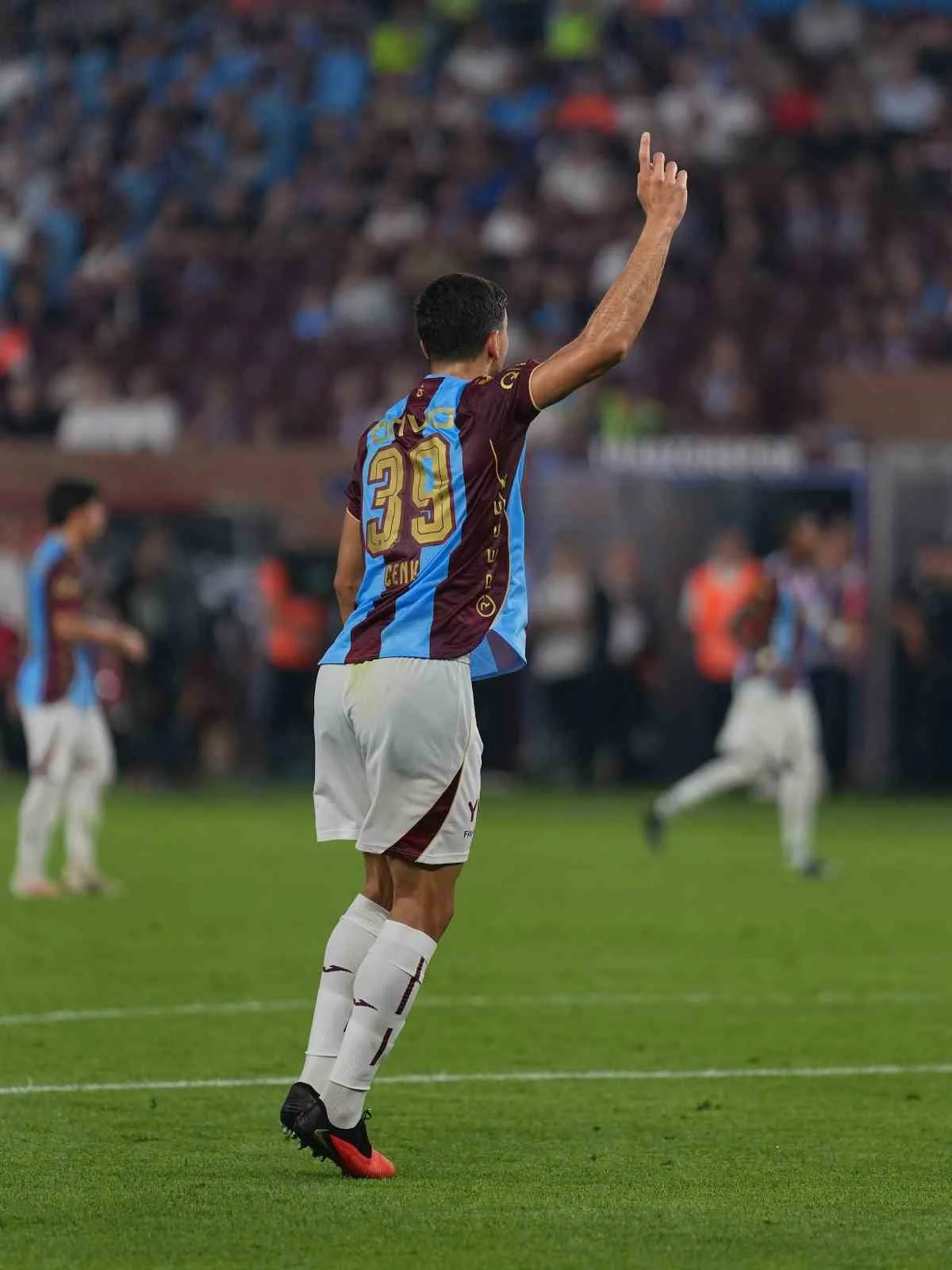 MÜSABAKANIN İLK YARI KONUK TAKIMIN 1-0 ÜSTÜNLÜĞÜYLE TAMAMLANDI.
