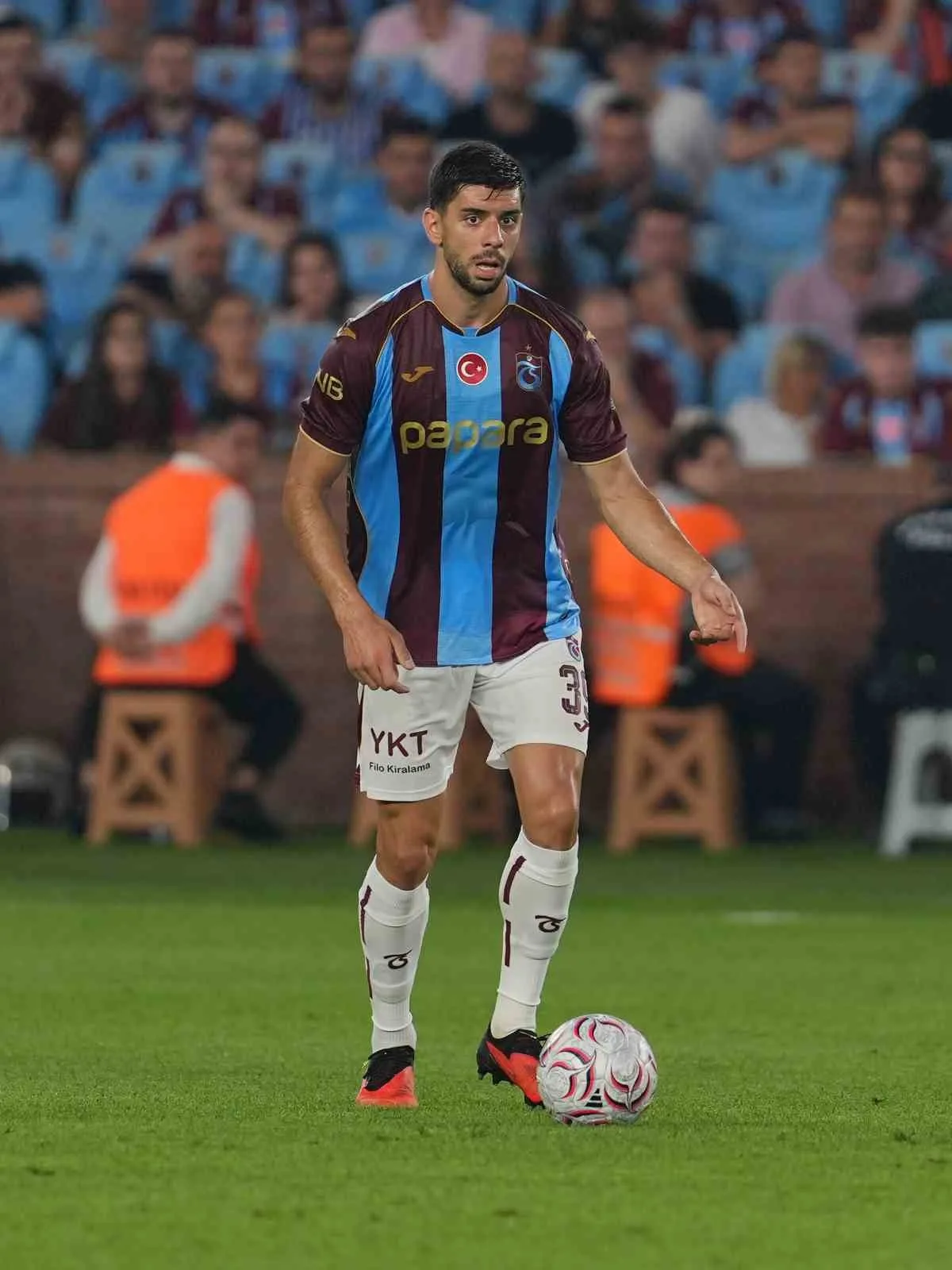 MÜSABAKANIN İLK YARI KONUK TAKIMIN 1-0 ÜSTÜNLÜĞÜYLE TAMAMLANDI.