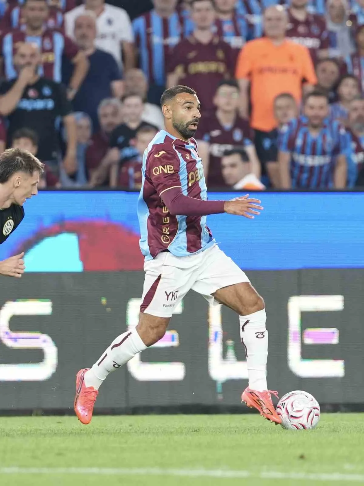 MÜSABAKANIN İLK YARI KONUK TAKIMIN 1-0 ÜSTÜNLÜĞÜYLE TAMAMLANDI.
