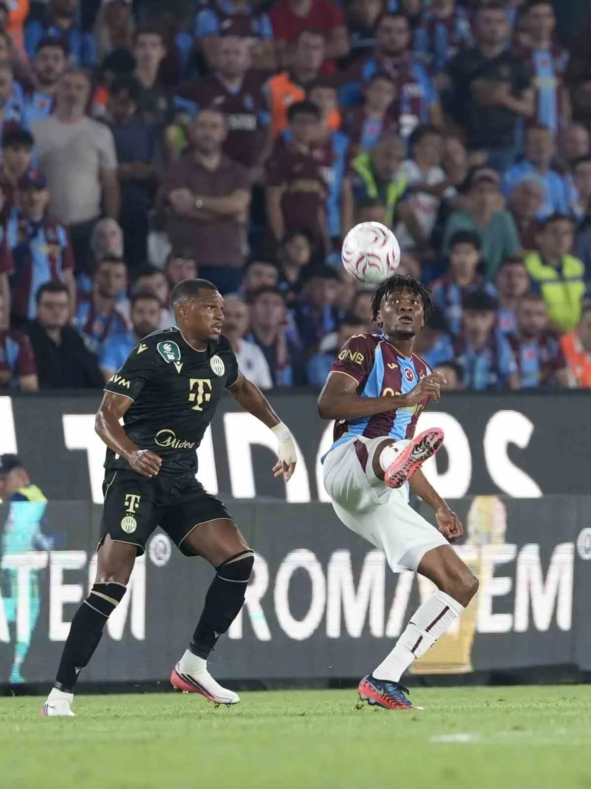 MÜSABAKANIN İLK YARI KONUK TAKIMIN 1-0 ÜSTÜNLÜĞÜYLE TAMAMLANDI.