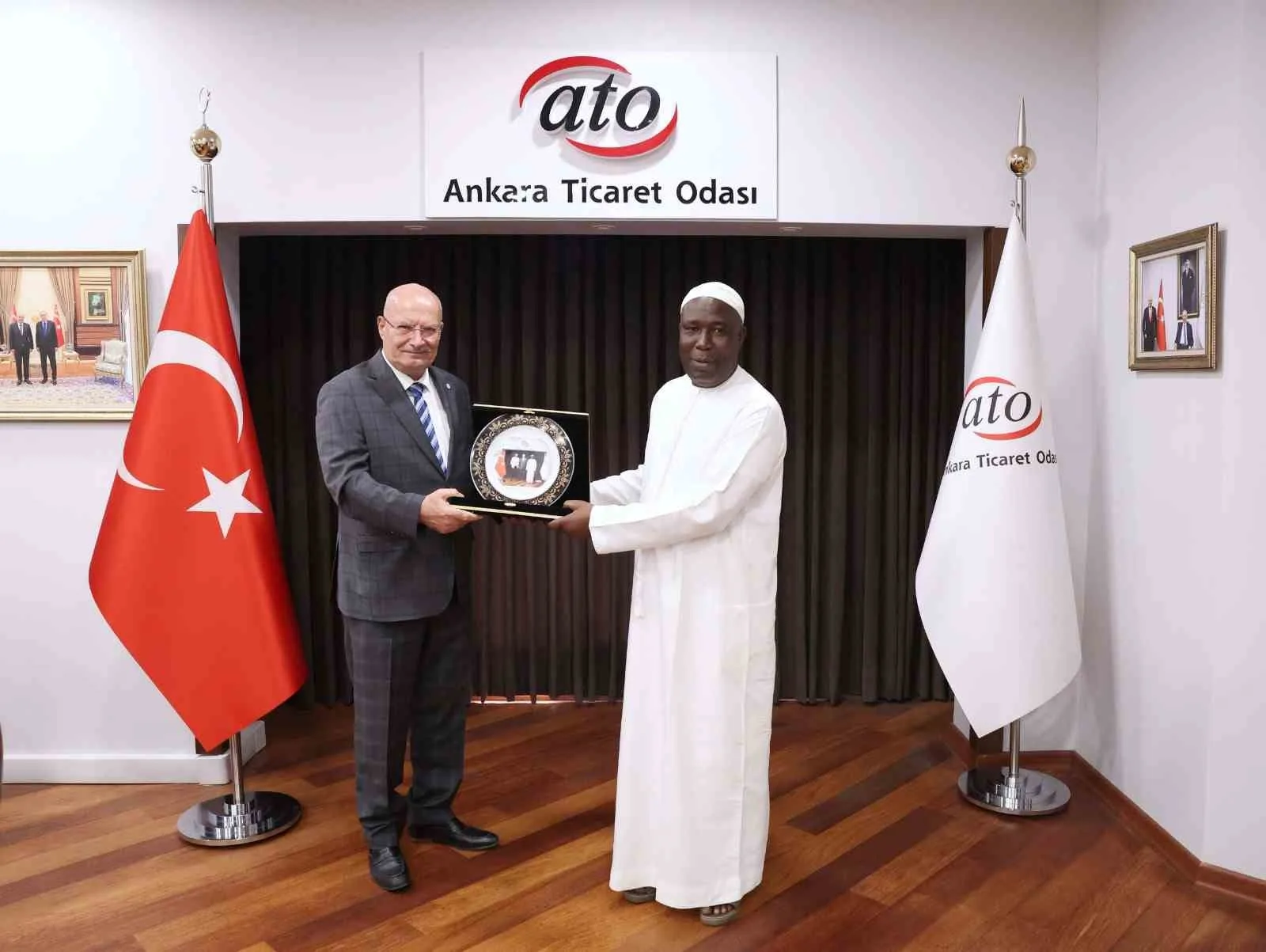 UGANDA MUKONO BÖLGESİ TİCARET ODASI BAŞKANI JUMA KUTAKULİMUUKİ KALEMA ATO İLE MUKONO BÖLGESİ TİCARET ODASI ARASINDA BİR İŞ BİRLİĞİ PROTOKOLÜ İMZALANMASINI ÖNERDİ.