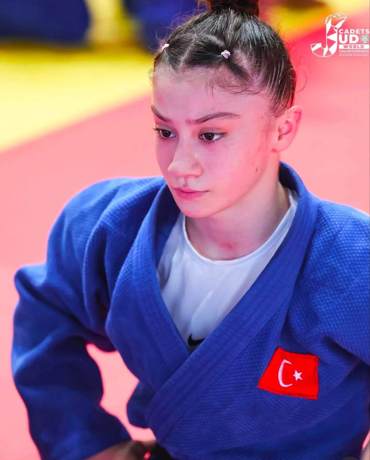 ÜMRANİYE BELEDİYESİ SPOR KULÜBÜ’NÜN MİLLİ GURURU SEMA NUR YÜKSEL, EKVADOR’DA DÜZENLENEN ÜMİTLER DÜNYA JUDO ŞAMPİYONASI’NDA GÜMÜŞ MADALYAYA UZANARAK DÜNYA İKİNCİSİ OLDU. RAKİPLERİNİ TEK TEK DEVİREREK FİNALE ADINI YAZDIRAN MİLLİ JUDOCU, AY-YILDIZLI BAYRAĞIMIZI DÜNYA PODYUMUNDA GURURLA DALGALANDIRDI.