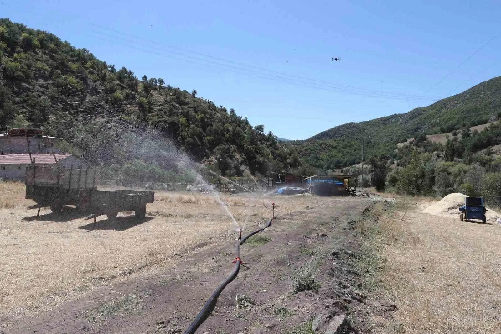 AMASYA İL ÖZEL İDARESİ GENEL SEKRETERİ ERDİN ACAR, YATIRIMIN ÜMÜK KÖYÜ VE BÖLGE TARIMI AÇISINDAN ÖNEMLİ BİR KAZANIM OLDUĞUNU BELİRTTİ.
