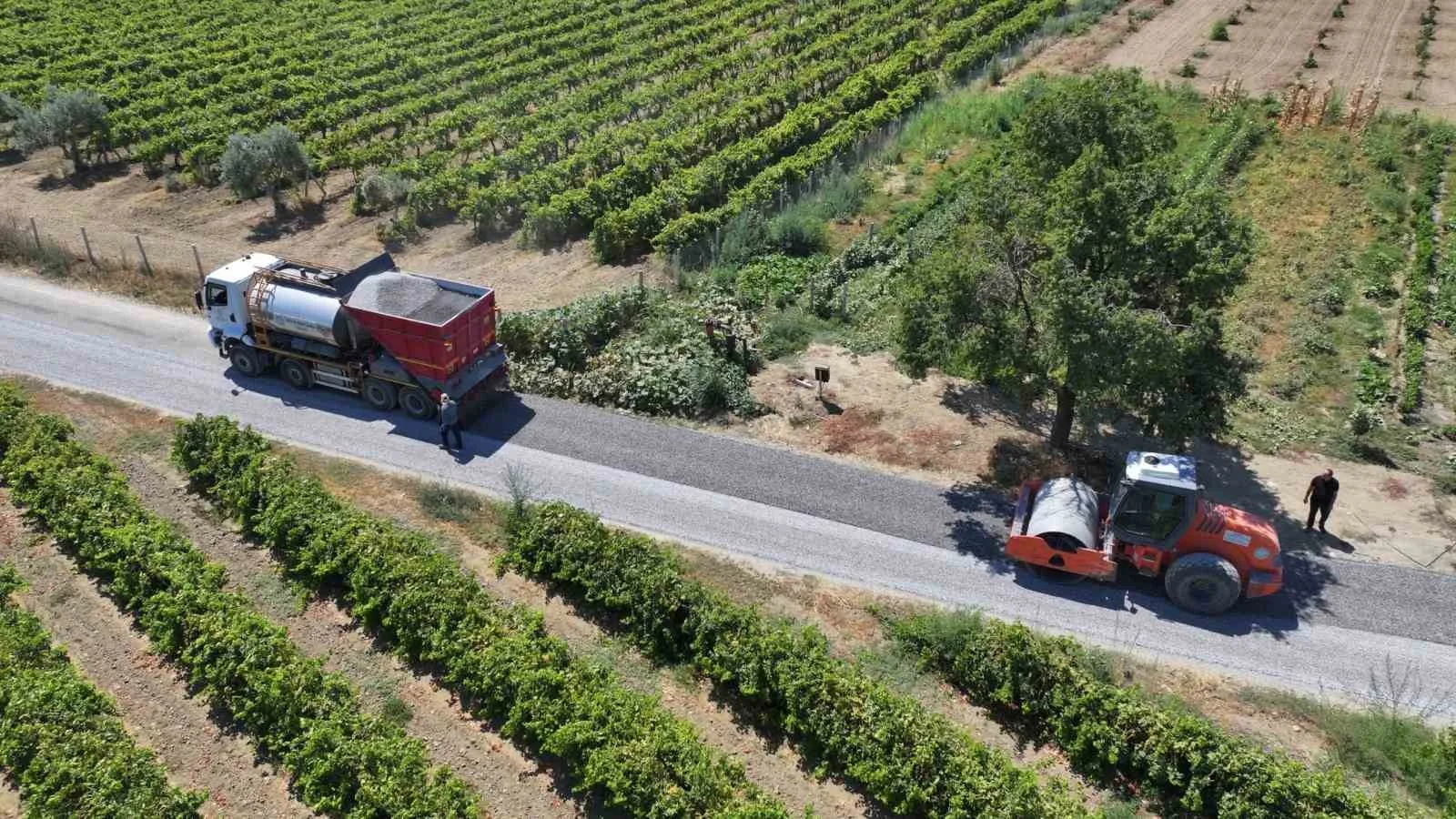 MANİSA BÜYÜKŞEHİR BELEDİYESİ, İL GENELİNDE SÜRDÜRDÜĞÜ ASFALTLAMA ÇALIŞMALARI KAPSAMINDA GÖLMARMARA’DA ÖZELLİKLE ÜRETİCİLERİN YOĞUN OLARAK KULLANDIĞI SAZKÖY YOLUNDA 8 KİLOMETRELİK HATTA SATHİ KAPLAMA ÇALIŞMASI BAŞLATTI.