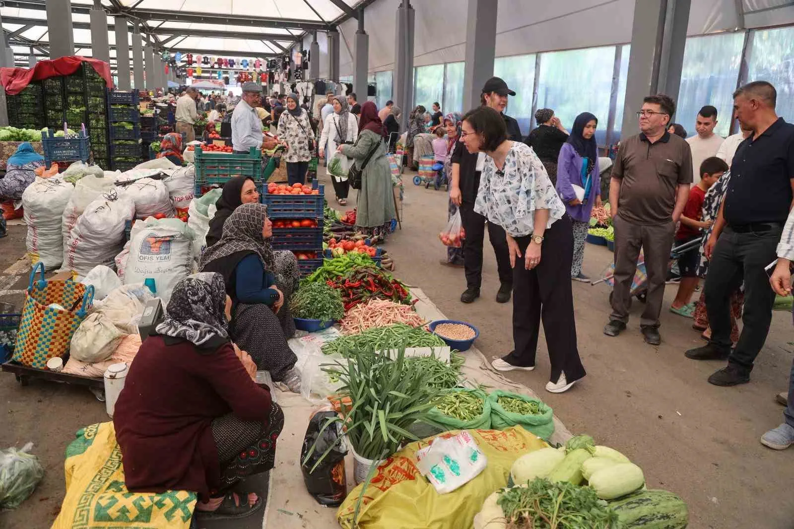 UŞAK BELEDİYE BAŞKAN VEKİLİ HATİCE TEREKECİ ÖZKAN, ŞEKEREVLERİ PAZARI’NI ZİYARET EDEREK ESNAF VE VATANDAŞLARLA BİR ARAYA GELDİ.