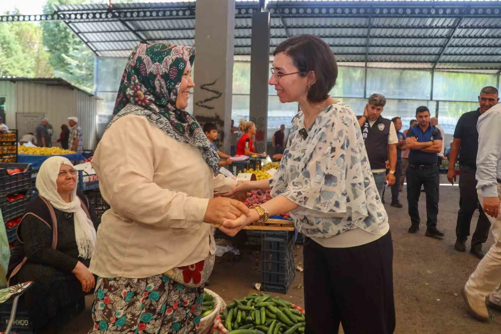 UŞAK BELEDİYE BAŞKAN VEKİLİ HATİCE TEREKECİ ÖZKAN, ŞEKEREVLERİ PAZARI’NI ZİYARET EDEREK ESNAF VE VATANDAŞLARLA BİR ARAYA GELDİ.