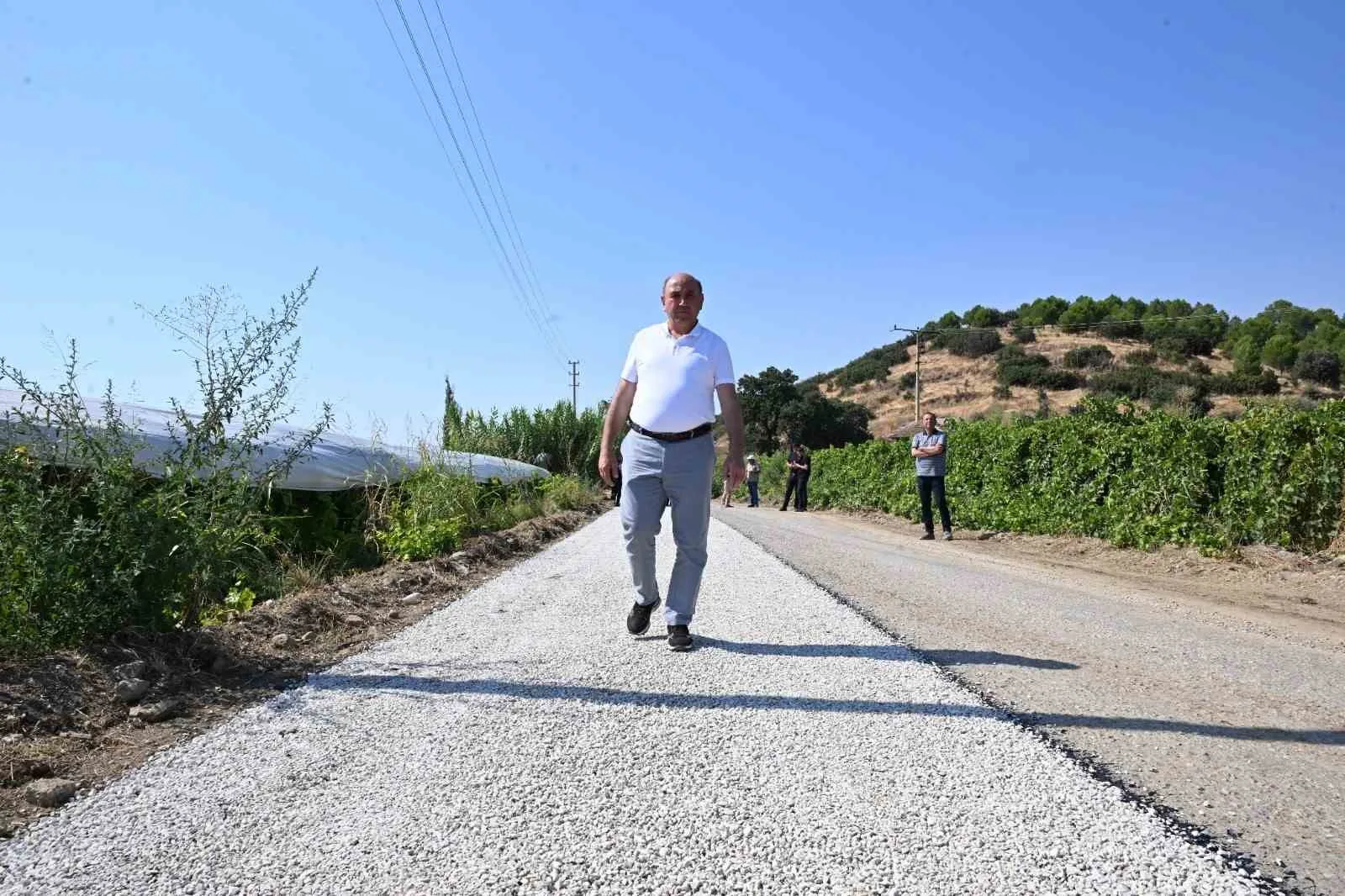 SARIGÖL BELEDİYE BAŞKANI TAHSİN AKDENİZ DE ÜZÜM HASADININ BAŞLADIĞINA DİKKAT ÇEKEREK, ÇİFTÇİLERİN BAĞLARINA DAHA RAHAT ULAŞABİLMESİ İÇİN ÇALIŞMANIN ÖNEM TAŞIDIĞINI SÖYLEDİ.