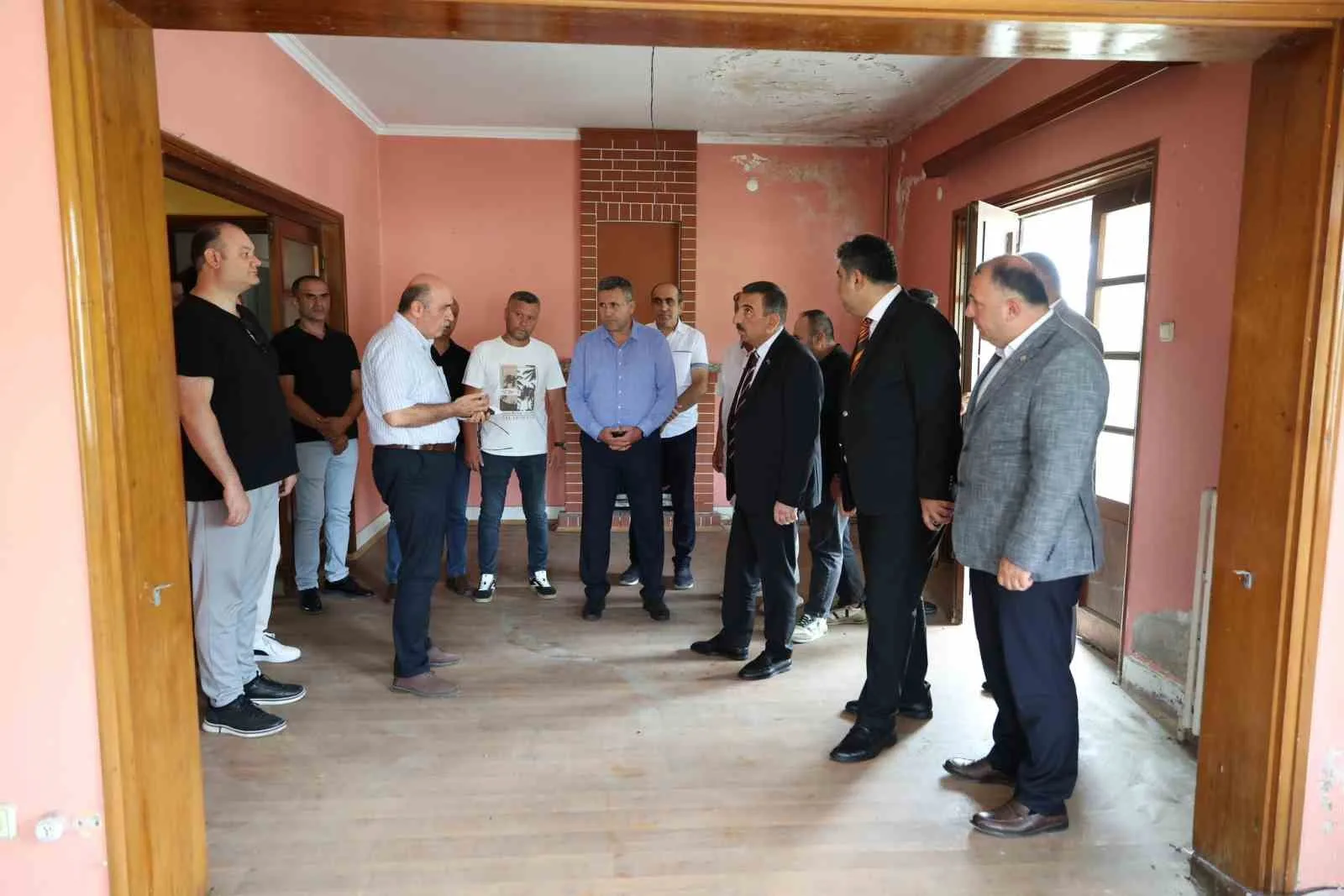 ZONGULDAK VALİSİ OSMAN HACIBEKTAŞOĞLU, GEÇMİŞTE TÜRKİYE TAŞKÖMÜRÜ KURUMU TARAFINDAN LOJMAN OLARAK KULLANILAN TARİHİ YAPININ RESTORE EDİLEREK MÜZEYE DÖNÜŞTÜRÜLMESİ TALİMATI VERDİ.