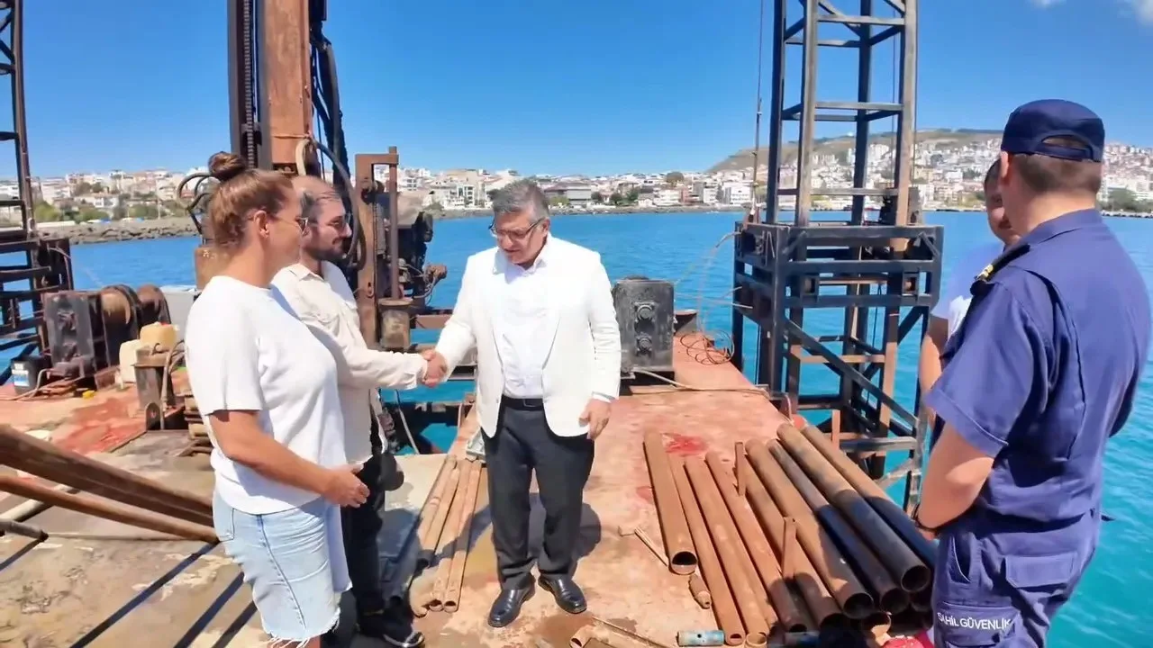 SİNOP VALİSİ MUSTAFA ÖZARSLAN, KENTİN DENİZ TURİZMİ POTANSİYELİNİN DAHA ETKİN DEĞERLENDİRİLMESİ AMACIYLA HAYATA GEÇİRİLMESİ PLANLANAN KRUVAZİYER LİMANI VE YAT LİMANI PROJESİ KAPSAMINDA DEVAM EDEN SONDAJ VE ZEMİN ETÜT ÇALIŞMALARINI YERİNDE İNCELEDİ.