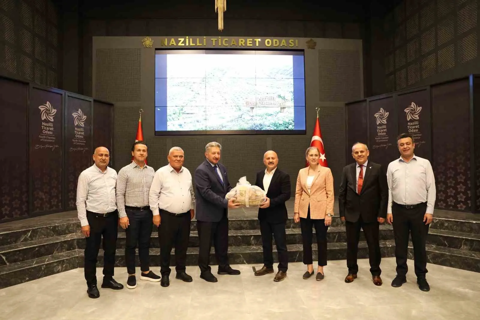 VALİ VAROL NAZİLLİ TİCARET ODASI’NA İADE-İ ZİYARETTE BULUNDU