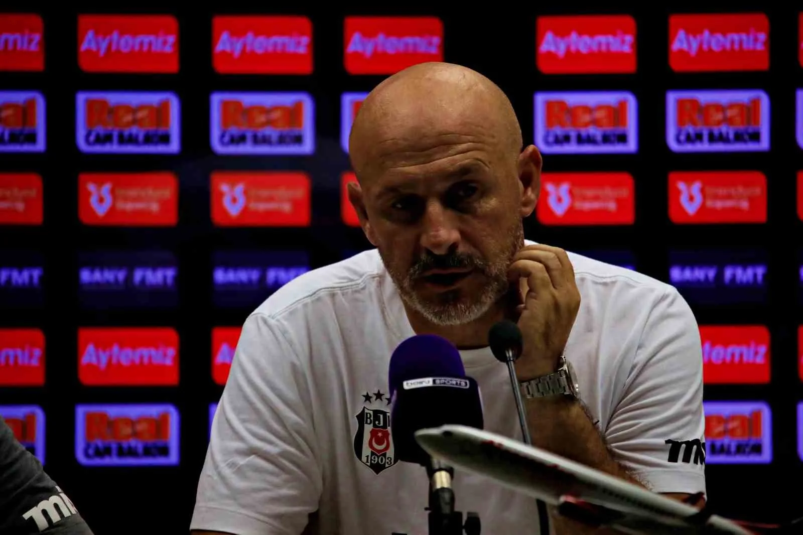 RENDYOL SÜPER LİG’İN 2. HAFTASINDA CORENDON ALANYASPOR, SAHASINDA BEŞİKTAŞ'I 1-0 MAĞLUP ETTİ. MAÇIN ARDINDAN AÇIKLAMALARDA BULUNAN BEŞİKTAŞ TEKNİK DİREKTÖRÜ VİNCENZO ITALİANO, “HAKEMİ BİR KENARA BIRAKIP KENDİ YAPTIKLARIMIZA BAKMAMIZ GEREKİYOR. SONUÇ OLARAK KAYBETTİK VE EVİMİZE DÖNÜYORUZ. NORMAL ŞARTLARDA BÖYLE MAÇLARI KAYBETMEMEMİZ GEREKİYOR” DEDİ.