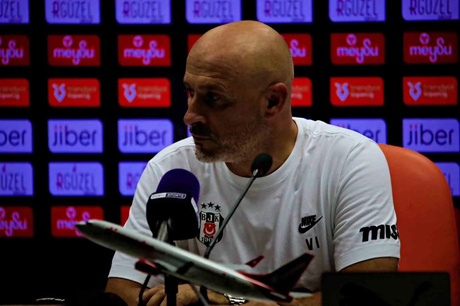 RENDYOL SÜPER LİG’İN 2. HAFTASINDA CORENDON ALANYASPOR, SAHASINDA BEŞİKTAŞ'I 1-0 MAĞLUP ETTİ. MAÇIN ARDINDAN AÇIKLAMALARDA BULUNAN BEŞİKTAŞ TEKNİK DİREKTÖRÜ VİNCENZO ITALİANO, “HAKEMİ BİR KENARA BIRAKIP KENDİ YAPTIKLARIMIZA BAKMAMIZ GEREKİYOR. SONUÇ OLARAK KAYBETTİK VE EVİMİZE DÖNÜYORUZ. NORMAL ŞARTLARDA BÖYLE MAÇLARI KAYBETMEMEMİZ GEREKİYOR” DEDİ.