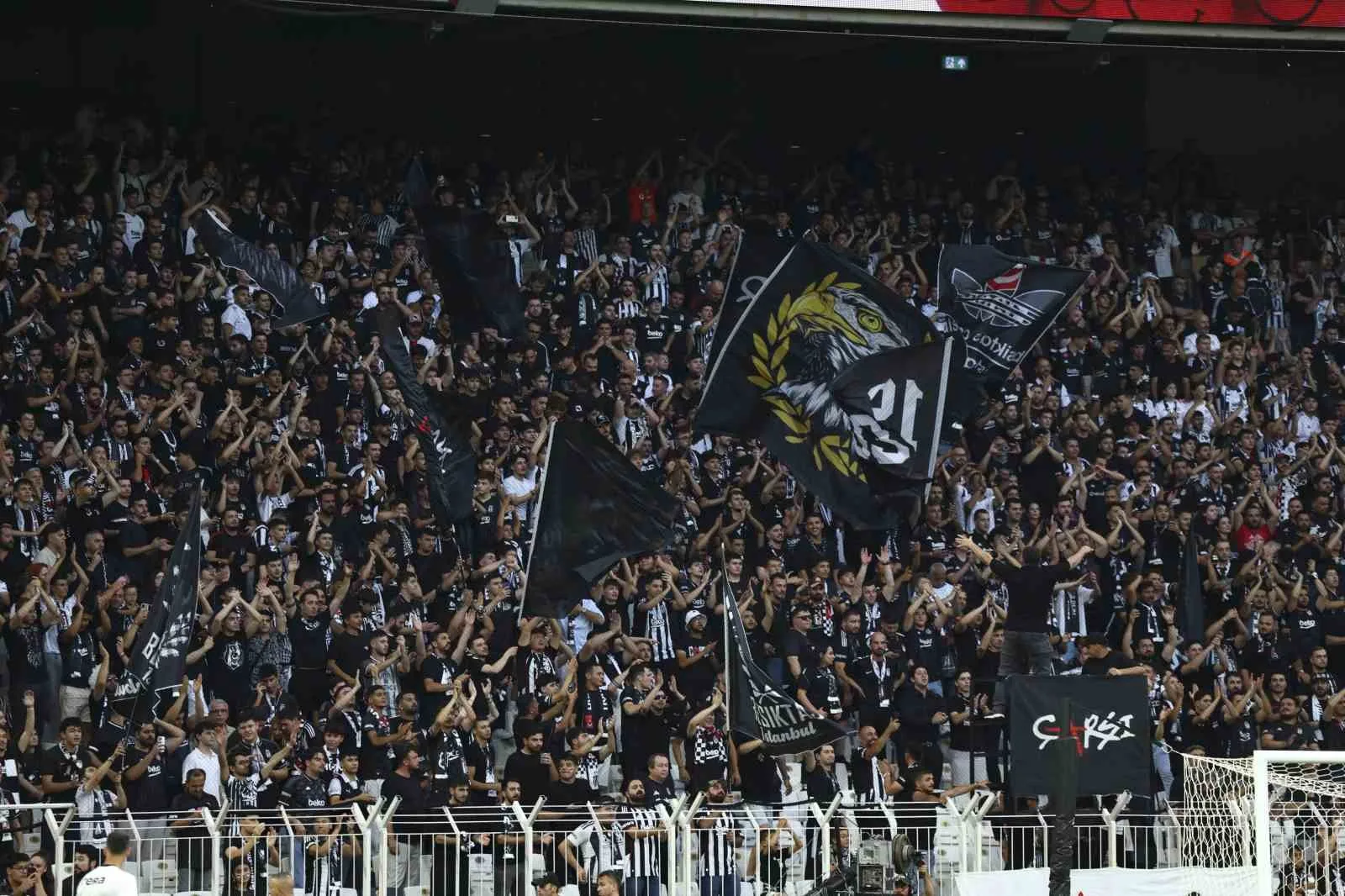 BEŞİKTAŞ TEKNİK DİREKTÖRÜ VİNCENZO ITALİANO, SÜPER LİG’DE SON OYNANAN EYÜPSPOR MAÇININ 11’İNDEN 3 DEĞİŞİKLİK YAPARAK KAUNO ZALGİRİS KARŞISINA ÇIKTI.