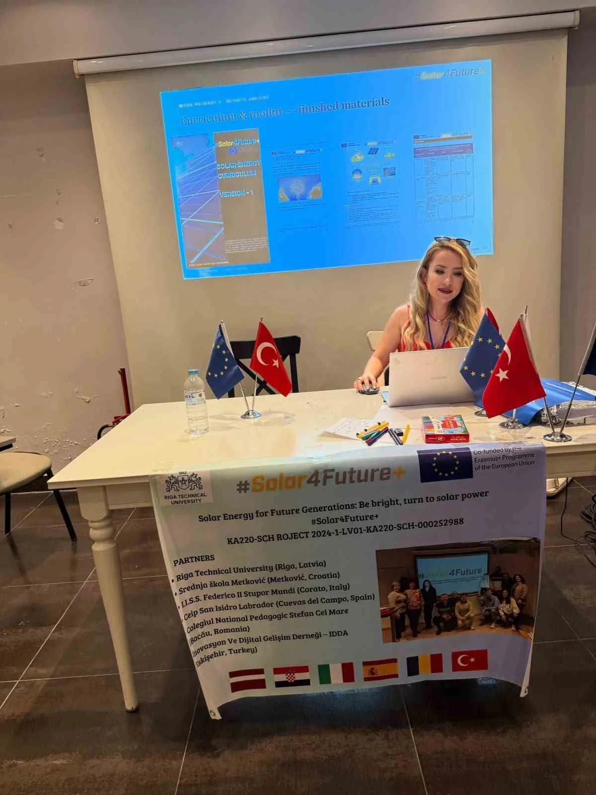 ESKİŞEHİR AİLE VE SOSYAL HİZMETLER İL MÜDÜRLÜĞÜ KOORDİNATÖRLÜĞÜNDE YÜRÜTÜLEN 'DİJİTAL DÜNYADA KİŞİSEL SINIRLAR VE KADINLARIN ÖZ DENETİM BECERİLERİNİN GELİŞTİRİLMESİ (WOMBOUND)' PROJESİNİN SON ATÖLYESİ ANKARA'DA BAŞARIYLA TAMAMLANDI.