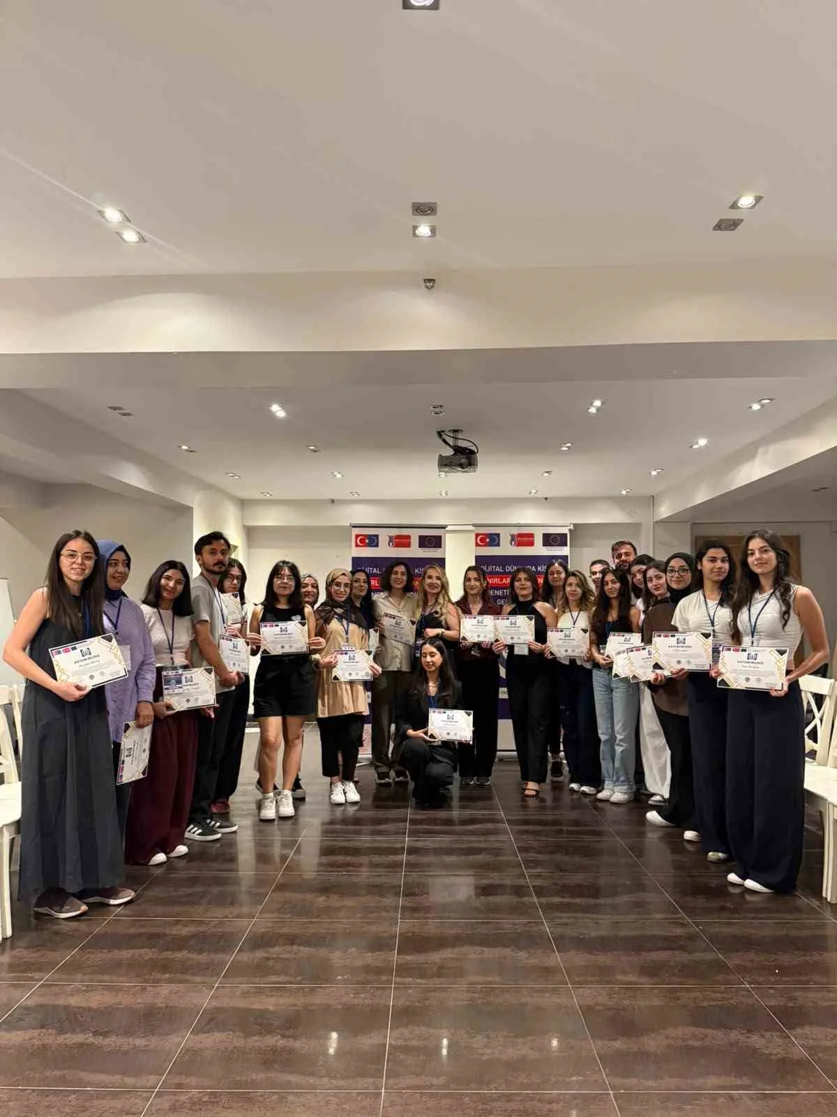 ESKİŞEHİR AİLE VE SOSYAL HİZMETLER İL MÜDÜRLÜĞÜ KOORDİNATÖRLÜĞÜNDE YÜRÜTÜLEN 'DİJİTAL DÜNYADA KİŞİSEL SINIRLAR VE KADINLARIN ÖZ DENETİM BECERİLERİNİN GELİŞTİRİLMESİ (WOMBOUND)' PROJESİNİN SON ATÖLYESİ ANKARA'DA BAŞARIYLA TAMAMLANDI.