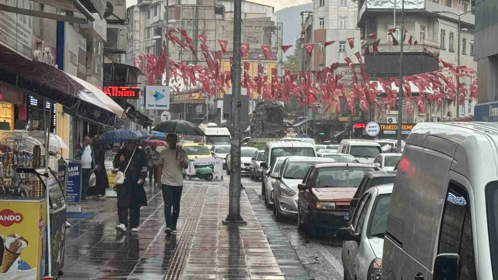 ZONGULDAK’TA VATANDAŞLAR YAĞMURA HAZIRLIKSIZ YAKALANDI.