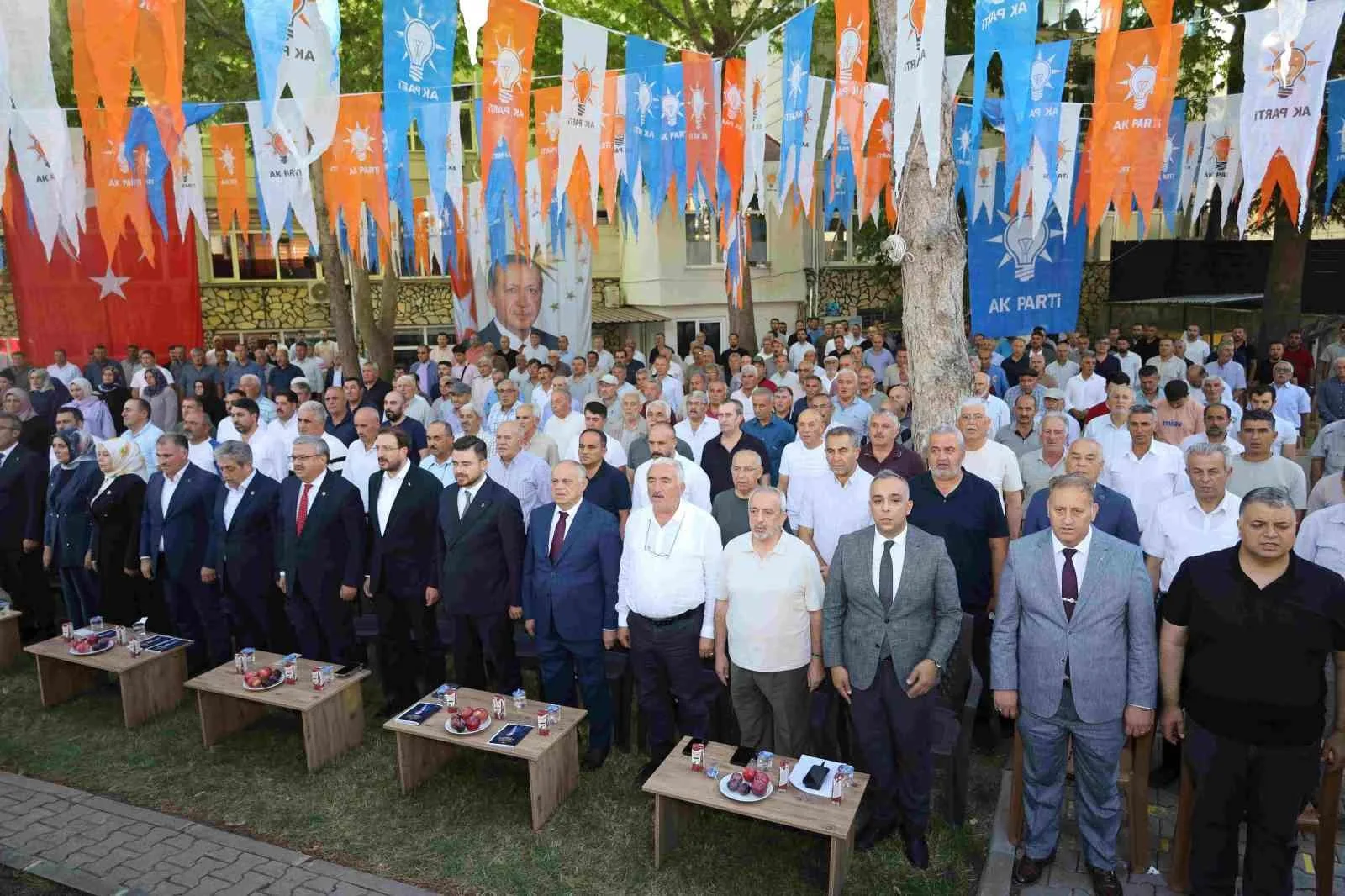 AK PARTİ YAHYALI İLÇE BAŞKANLIĞI TARAFINDAN DÜZENLENEN İLÇE DANIŞMA MECLİSİ TOPLANTISI, TEŞKİLAT MENSUPLARI VE VATANDAŞLARIN YOĞUN KATILIMIYLA GERÇEKLEŞTİRİLDİ. AÇIK HAVADA DÜZENLENEN PROGRAM, YÜKSEK KATILIM VE COŞKULU ATMOSFERİYLE DİKKAT ÇEKTİ.