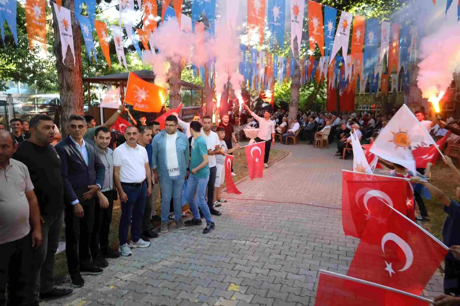 AK PARTİ YAHYALI İLÇE BAŞKANLIĞI TARAFINDAN DÜZENLENEN İLÇE DANIŞMA MECLİSİ TOPLANTISI, TEŞKİLAT MENSUPLARI VE VATANDAŞLARIN YOĞUN KATILIMIYLA GERÇEKLEŞTİRİLDİ. AÇIK HAVADA DÜZENLENEN PROGRAM, YÜKSEK KATILIM VE COŞKULU ATMOSFERİYLE DİKKAT ÇEKTİ.