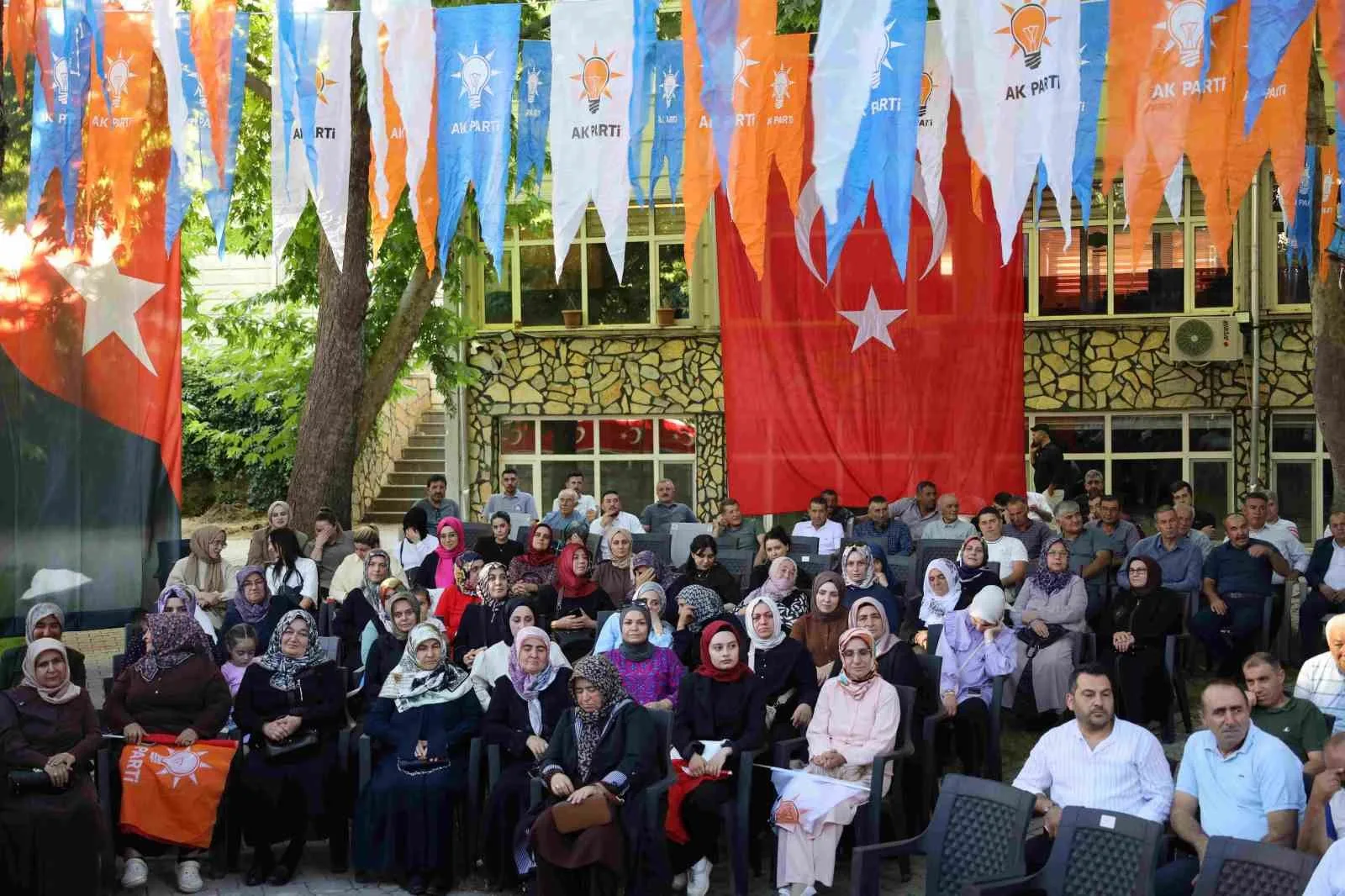 AK PARTİ YAHYALI İLÇE BAŞKANLIĞI TARAFINDAN DÜZENLENEN İLÇE DANIŞMA MECLİSİ TOPLANTISI, TEŞKİLAT MENSUPLARI VE VATANDAŞLARIN YOĞUN KATILIMIYLA GERÇEKLEŞTİRİLDİ. AÇIK HAVADA DÜZENLENEN PROGRAM, YÜKSEK KATILIM VE COŞKULU ATMOSFERİYLE DİKKAT ÇEKTİ.